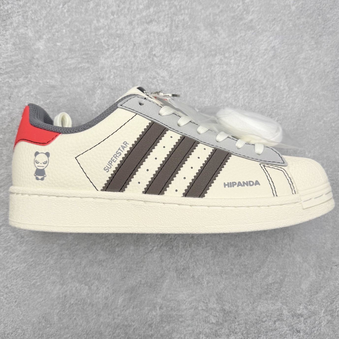 图片[7]-＃福利特价‼️ AD Originals Superstar 经典复古贝壳头板鞋 定制系列配色 诞生于1969年 是第一双将全皮面鞋 身与橡胶鞋头结合在一起的低帮篮球鞋 Superstar最开始 是作为高帮篮球鞋Pro Model的低帮版本而出现的 但因为其独特和醒目的橡胶鞋头造型而让大家熟知 被大家形象地称为\\\”shelltoe\\\”贝壳头 在70年代的美国职业篮球场上 接近3/4的NBA球员都将这双Superstar作为场上用鞋 80年代之后 经过不断的改良和发展 Superstar逐渐成为横跨时装、音乐、街头文化、休闲和运动等各大领域的时尚潮鞋 尺码：35.5 36 36.5 37 38 38.5 39 40 40.5 41 42 42.5 43 44 44.5 45-选品中心