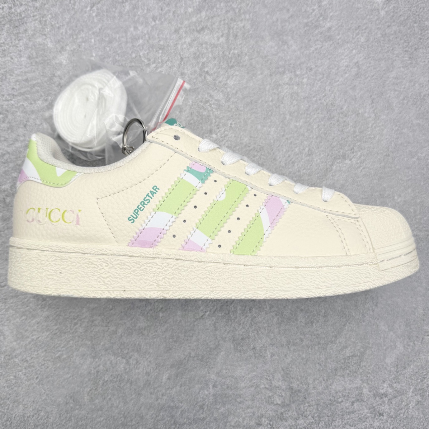 图片[6]-＃福利特价‼️ AD Originals Superstar 经典复古贝壳头板鞋 定制系列配色 诞生于1969年 是第一双将全皮面鞋 身与橡胶鞋头结合在一起的低帮篮球鞋 Superstar最开始 是作为高帮篮球鞋Pro Model的低帮版本而出现的 但因为其独特和醒目的橡胶鞋头造型而让大家熟知 被大家形象地称为\\\”shelltoe\\\”贝壳头 在70年代的美国职业篮球场上 接近3/4的NBA球员都将这双Superstar作为场上用鞋 80年代之后 经过不断的改良和发展 Superstar逐渐成为横跨时装、音乐、街头文化、休闲和运动等各大领域的时尚潮鞋 尺码：35.5 36 36.5 37 38 38.5 39 40 40.5 41 42 42.5 43 44 44.5 45-选品中心