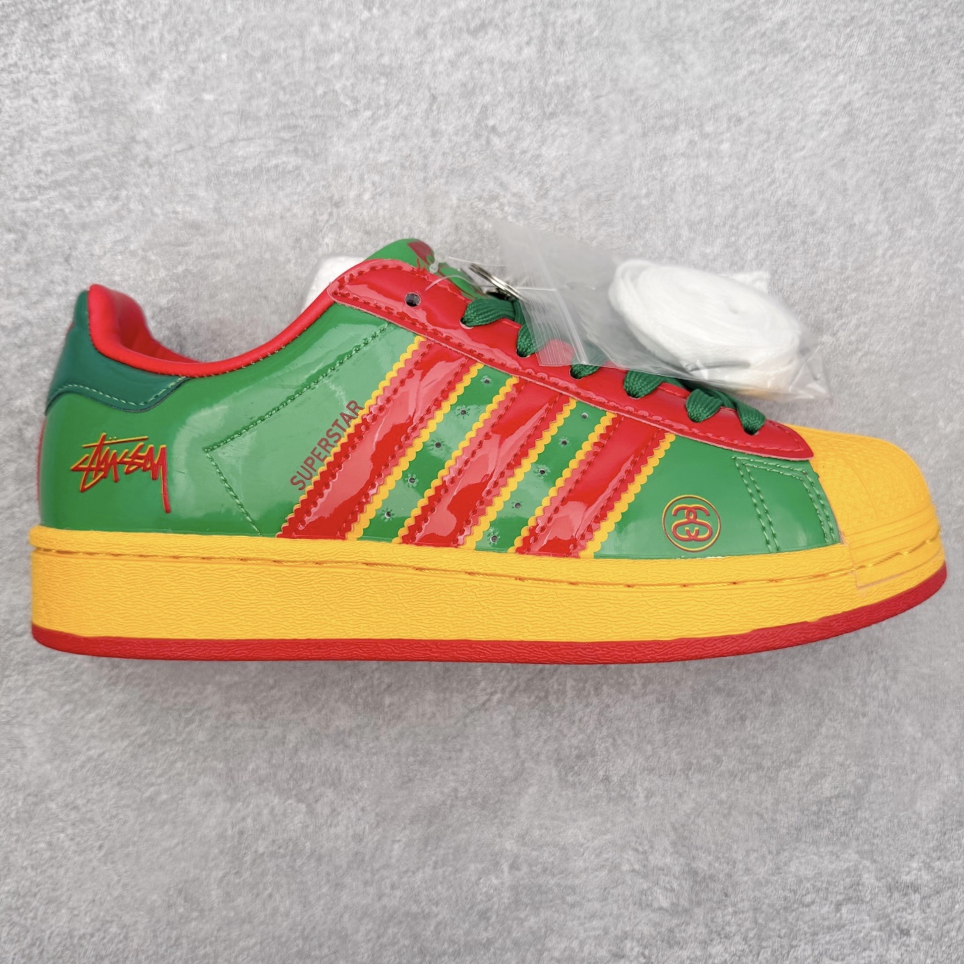 图片[13]-＃福利特价‼️ AD Originals Superstar 经典复古贝壳头板鞋 定制系列配色 诞生于1969年 是第一双将全皮面鞋 身与橡胶鞋头结合在一起的低帮篮球鞋 Superstar最开始 是作为高帮篮球鞋Pro Model的低帮版本而出现的 但因为其独特和醒目的橡胶鞋头造型而让大家熟知 被大家形象地称为\\\”shelltoe\\\”贝壳头 在70年代的美国职业篮球场上 接近3/4的NBA球员都将这双Superstar作为场上用鞋 80年代之后 经过不断的改良和发展 Superstar逐渐成为横跨时装、音乐、街头文化、休闲和运动等各大领域的时尚潮鞋 尺码：35.5 36 36.5 37 38 38.5 39 40 40.5 41 42 42.5 43 44 44.5 45-选品中心