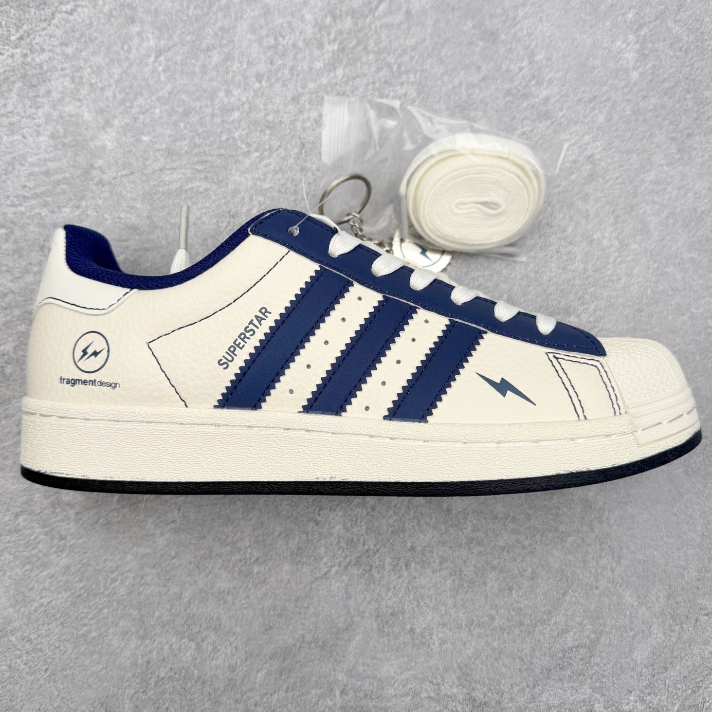 图片[9]-＃福利特价‼️ AD Originals Superstar 经典复古贝壳头板鞋 定制系列配色 诞生于1969年 是第一双将全皮面鞋 身与橡胶鞋头结合在一起的低帮篮球鞋 Superstar最开始 是作为高帮篮球鞋Pro Model的低帮版本而出现的 但因为其独特和醒目的橡胶鞋头造型而让大家熟知 被大家形象地称为\\\”shelltoe\\\”贝壳头 在70年代的美国职业篮球场上 接近3/4的NBA球员都将这双Superstar作为场上用鞋 80年代之后 经过不断的改良和发展 Superstar逐渐成为横跨时装、音乐、街头文化、休闲和运动等各大领域的时尚潮鞋 尺码：35.5 36 36.5 37 38 38.5 39 40 40.5 41 42 42.5 43 44 44.5 45-选品中心
