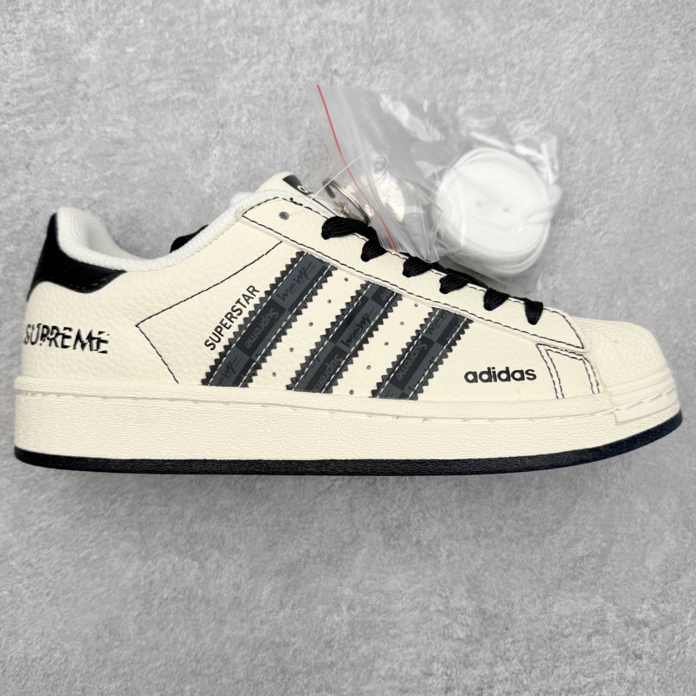 图片[2]-＃福利特价‼️ AD Originals Superstar 经典复古贝壳头板鞋 定制系列配色 诞生于1969年 是第一双将全皮面鞋 身与橡胶鞋头结合在一起的低帮篮球鞋 Superstar最开始 是作为高帮篮球鞋Pro Model的低帮版本而出现的 但因为其独特和醒目的橡胶鞋头造型而让大家熟知 被大家形象地称为\\\”shelltoe\\\”贝壳头 在70年代的美国职业篮球场上 接近3/4的NBA球员都将这双Superstar作为场上用鞋 80年代之后 经过不断的改良和发展 Superstar逐渐成为横跨时装、音乐、街头文化、休闲和运动等各大领域的时尚潮鞋 尺码：35.5 36 36.5 37 38 38.5 39 40 40.5 41 42 42.5 43 44 44.5 45-选品中心