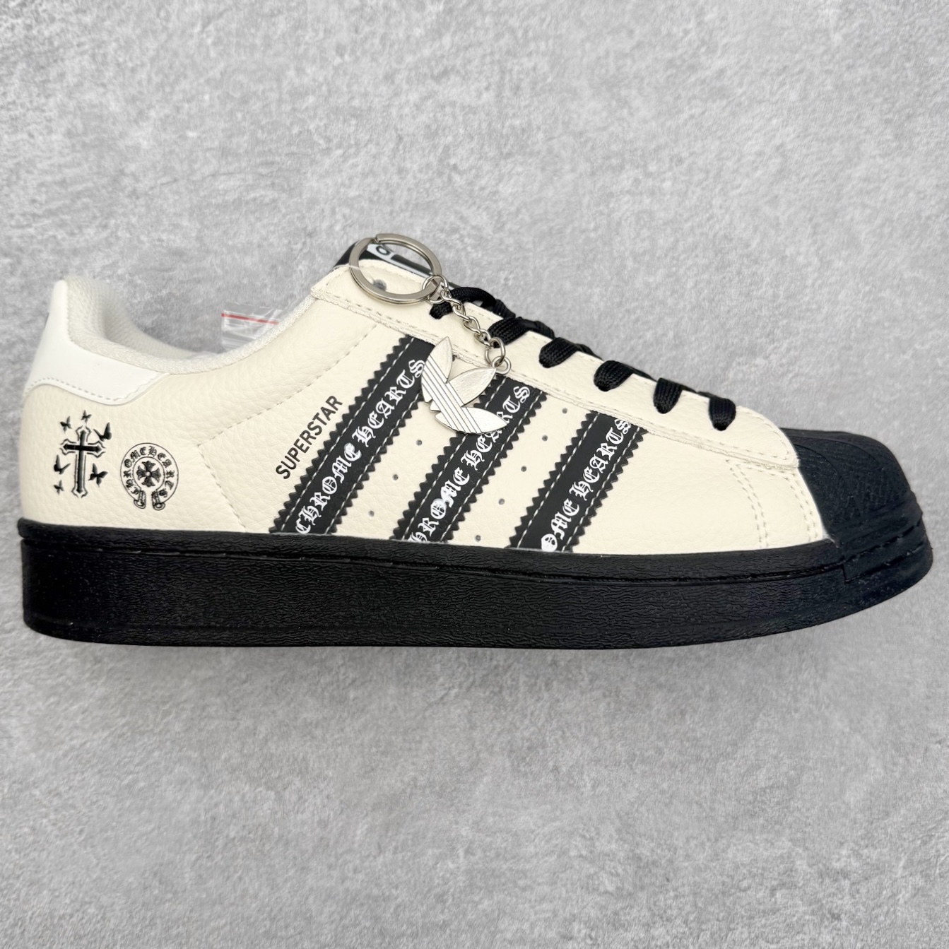 ＃福利特价‼️ AD Originals Superstar 经典复古贝壳头板鞋 定制系列配色 诞生于1969年 是第一双将全皮面鞋 身与橡胶鞋头结合在一起的低帮篮球鞋 Superstar最开始 是作为高帮篮球鞋Pro Model的低帮版本而出现的 但因为其独特和醒目的橡胶鞋头造型而让大家熟知 被大家形象地称为\\\