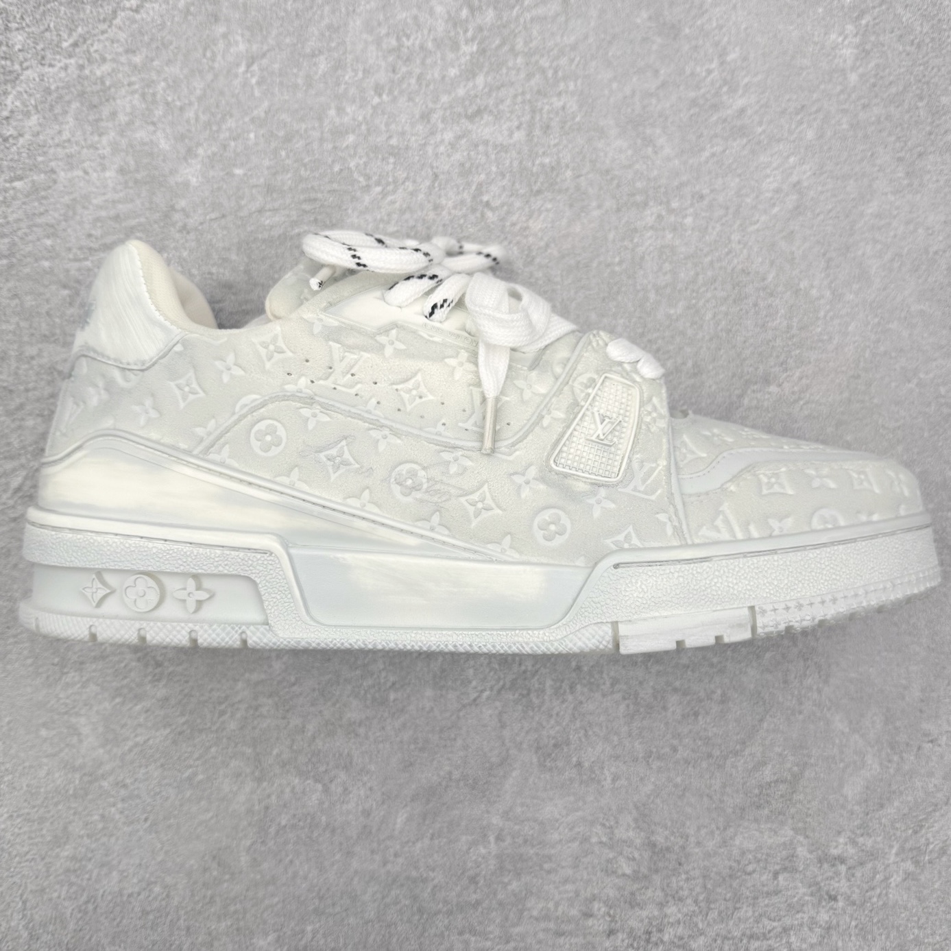 ＃FS Louis Vuitton Trainer lv时装走秀运动鞋 完美鞋型超高的清洁度 零毛边线头瑕疵 全套原楦原纸版原鞋开模 全网最具灵魂的版型 正确原装黄色鞋盒 正确中底印花 鞋面印花3D高频深度立体 全鞋电脑针车 紧密相连 针距密度一致 环保乳胶注塑鞋垫 厚度脚感还原原版 皮面裁剪部位 统一油边封口工艺 原装橡胶大底含胶量大底组合零偏差 专柜全套包装 防尘袋 说明书 质保卡 男女鞋 尺码：35 36 37 38 39 40 41 42 43 44 45-选品中心