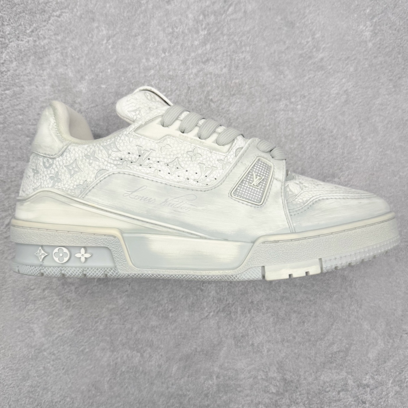 ＃FS Louis Vuitton Trainer lv时装走秀运动鞋 完美鞋型超高的清洁度 零毛边线头瑕疵 全套原楦原纸版原鞋开模 全网最具灵魂的版型 正确原装黄色鞋盒 正确中底印花 鞋面印花3D高频深度立体 全鞋电脑针车 紧密相连 针距密度一致 环保乳胶注塑鞋垫 厚度脚感还原原版 皮面裁剪部位 统一油边封口工艺 原装橡胶大底含胶量大底组合零偏差 专柜全套包装 防尘袋 说明书 质保卡 男女鞋 尺码：35 36 37 38 39 40 41 42 43 44 45-选品中心