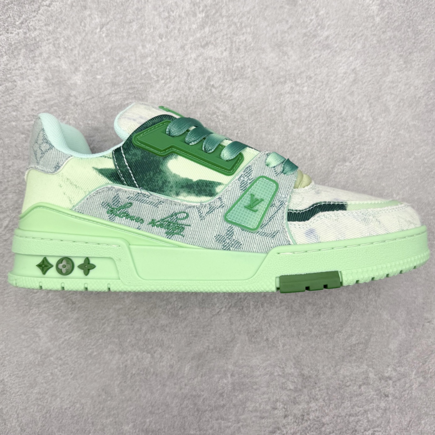 ＃FS Louis Vuitton Trainer lv时装走秀运动鞋 完美鞋型超高的清洁度 零毛边线头瑕疵 全套原楦原纸版原鞋开模 全网最具灵魂的版型 正确原装黄色鞋盒 正确中底印花 鞋面印花3D高频深度立体 全鞋电脑针车 紧密相连 针距密度一致 环保乳胶注塑鞋垫 厚度脚感还原原版 皮面裁剪部位 统一油边封口工艺 原装橡胶大底含胶量大底组合零偏差 专柜全套包装 防尘袋 说明书 质保卡 男女鞋 尺码：35 36 37 38 39 40 41 42 43 44 45-选品中心