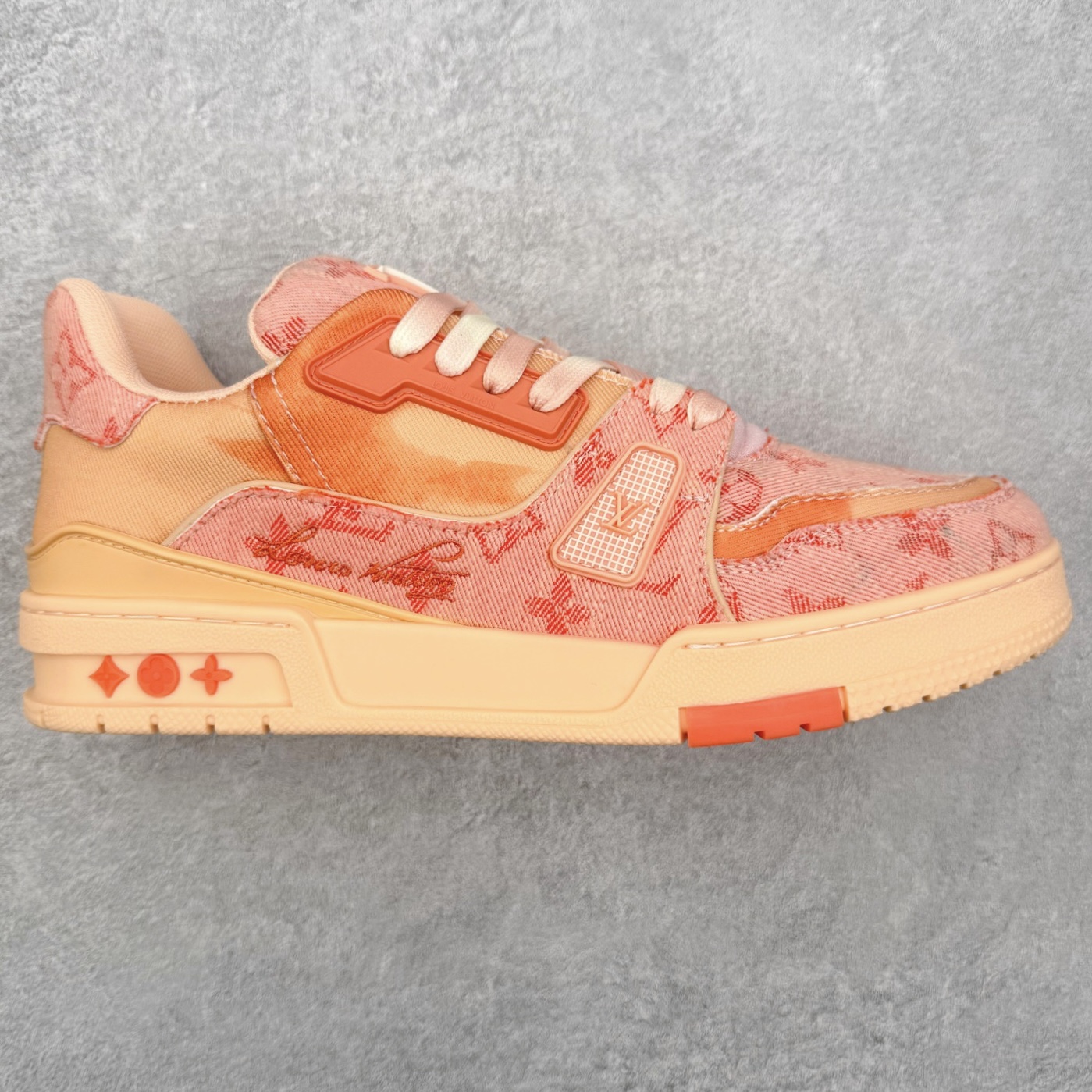 ＃FS Louis Vuitton Trainer lv时装走秀运动鞋 完美鞋型超高的清洁度 零毛边线头瑕疵 全套原楦原纸版原鞋开模 全网最具灵魂的版型 正确原装黄色鞋盒 正确中底印花 鞋面印花3D高频深度立体 全鞋电脑针车 紧密相连 针距密度一致 环保乳胶注塑鞋垫 厚度脚感还原原版 皮面裁剪部位 统一油边封口工艺 原装橡胶大底含胶量大底组合零偏差 专柜全套包装 防尘袋 说明书 质保卡 男女鞋 尺码：35 36 37 38 39 40 41 42 43 44 45-选品中心