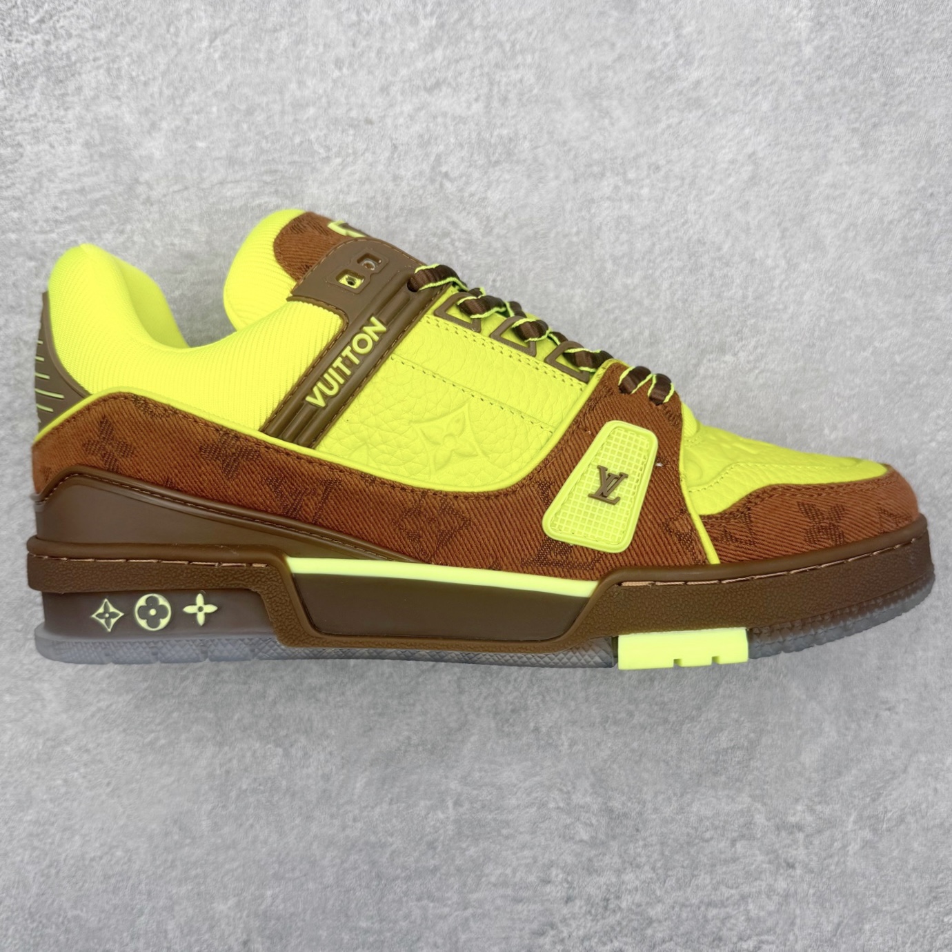 ＃FS Louis Vuitton Trainer lv时装走秀运动鞋 完美鞋型超高的清洁度 零毛边线头瑕疵 全套原楦原纸版原鞋开模 全网最具灵魂的版型 正确原装黄色鞋盒 正确中底印花 鞋面印花3D高频深度立体 全鞋电脑针车 紧密相连 针距密度一致 环保乳胶注塑鞋垫 厚度脚感还原原版 皮面裁剪部位 统一油边封口工艺 原装橡胶大底含胶量大底组合零偏差 专柜全套包装 防尘袋 说明书 质保卡 男女鞋 尺码：35 36 37 38 39 40 41 42 43 44 45-选品中心