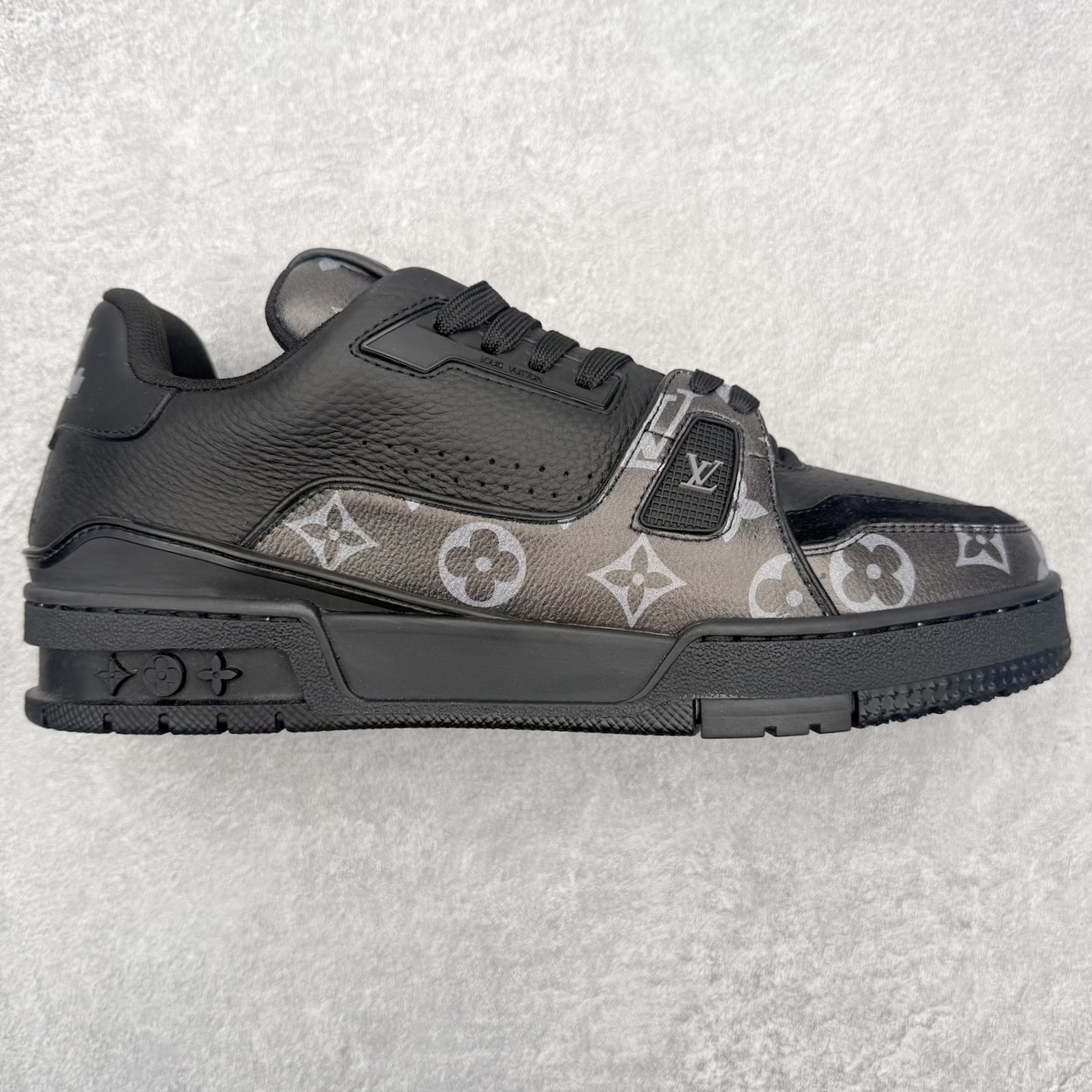 ＃FS Louis Vuitton Trainer lv时装走秀运动鞋 完美鞋型超高的清洁度 零毛边线头瑕疵 全套原楦原纸版原鞋开模 全网最具灵魂的版型 正确原装黄色鞋盒 正确中底印花 鞋面印花3D高频深度立体 全鞋电脑针车 紧密相连 针距密度一致 环保乳胶注塑鞋垫 厚度脚感还原原版 皮面裁剪部位 统一油边封口工艺 原装橡胶大底含胶量大底组合零偏差 专柜全套包装 防尘袋 说明书 质保卡 男女鞋 尺码：35 36 37 38 39 40 41 42 43 44 45-选品中心