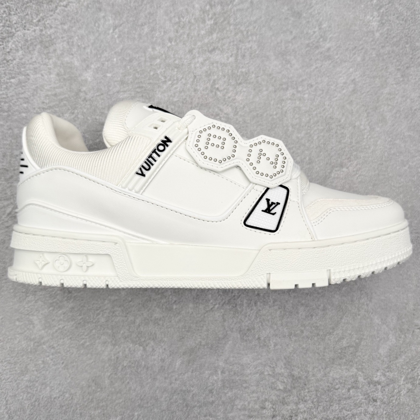 ＃FS Louis Vuitton Trainer lv时装走秀运动鞋 完美鞋型超高的清洁度 零毛边线头瑕疵 全套原楦原纸版原鞋开模 全网最具灵魂的版型 正确原装黄色鞋盒 正确中底印花 鞋面印花3D高频深度立体 全鞋电脑针车 紧密相连 针距密度一致 环保乳胶注塑鞋垫 厚度脚感还原原版 皮面裁剪部位 统一油边封口工艺 原装橡胶大底含胶量大底组合零偏差 专柜全套包装 防尘袋 说明书 质保卡 男女鞋 尺码：35 36 37 38 39 40 41 42 43 44 45-选品中心