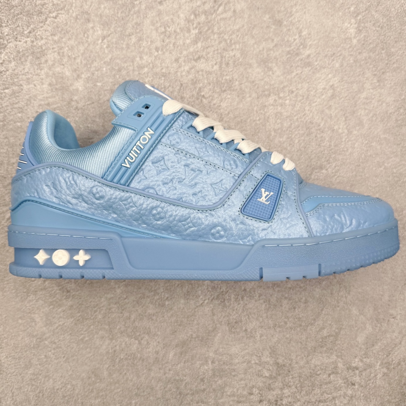 ＃FS Louis Vuitton Trainer lv时装走秀运动鞋 完美鞋型超高的清洁度 零毛边线头瑕疵 全套原楦原纸版原鞋开模 全网最具灵魂的版型 正确原装黄色鞋盒 正确中底印花 鞋面印花3D高频深度立体 全鞋电脑针车 紧密相连 针距密度一致 环保乳胶注塑鞋垫 厚度脚感还原原版 皮面裁剪部位 统一油边封口工艺 原装橡胶大底含胶量大底组合零偏差 专柜全套包装 防尘袋 说明书 质保卡 男女鞋 尺码：35 36 37 38 39 40 41 42 43 44 45-选品中心