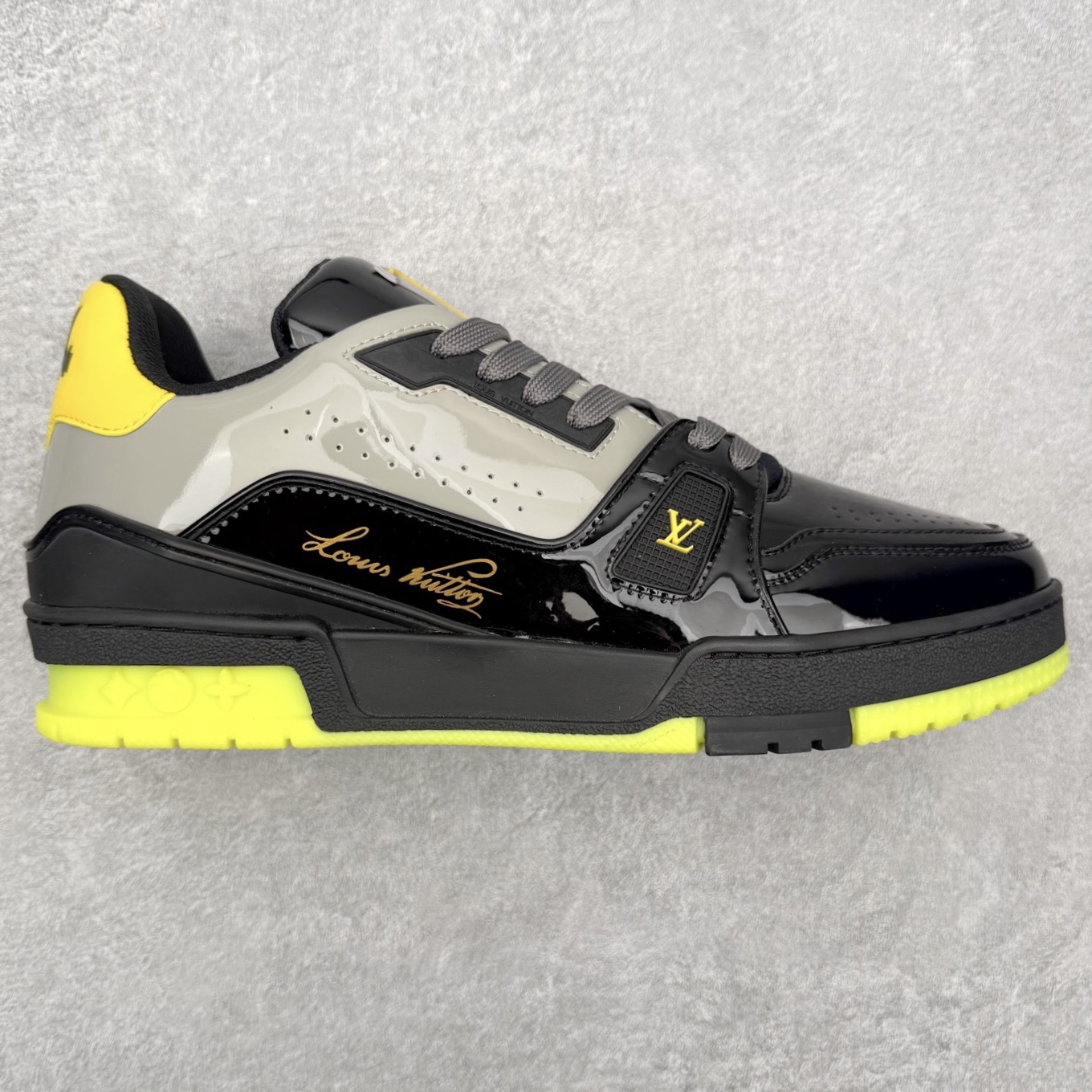 ＃FS Louis Vuitton Trainer lv时装走秀运动鞋 完美鞋型超高的清洁度 零毛边线头瑕疵 全套原楦原纸版原鞋开模 全网最具灵魂的版型 正确原装黄色鞋盒 正确中底印花 鞋面印花3D高频深度立体 全鞋电脑针车 紧密相连 针距密度一致 环保乳胶注塑鞋垫 厚度脚感还原原版 皮面裁剪部位 统一油边封口工艺 原装橡胶大底含胶量大底组合零偏差 专柜全套包装 防尘袋 说明书 质保卡 男女鞋 尺码：35 36 37 38 39 40 41 42 43 44 45-选品中心