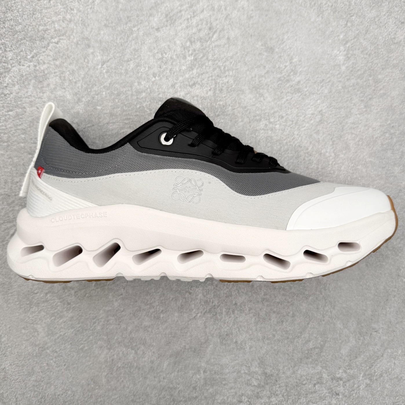 LOEWE x On Cloudtilt 2.0 昂跑罗意威联名 圆头系带生活休闲鞋 此运动品牌 开创于2010年 缓震着陆、强效回弹、轻柔质感的设计构思始终是ON研制关键 与此同时基于“为全球提供革新性的跑步感受”信念 陆续推出了多款跑鞋及其以专业运动人体跑步工程学为设计关键的功能性跑步服饰设备 让跑者不费力气地畅快畅跑 尺码：36 36.5 37.5 38 38.5 39 40 40.5 41 42 42.5 43 44 44.5 45-选品中心