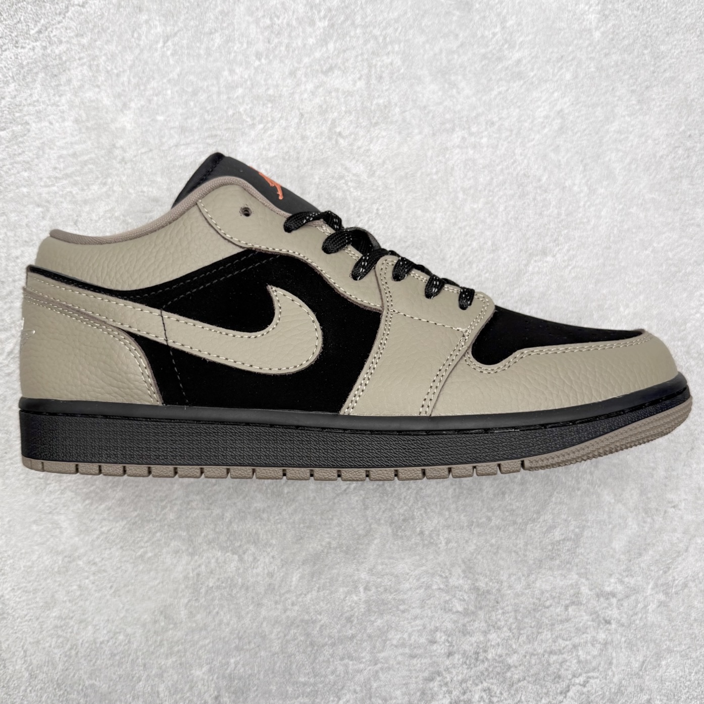 ＃K版 Air Jordan AJ1 Low 低帮 IB7111-005 全新流水线出品 DT版本唯一平替选择 市场第二梯队最强版 全部原鞋开发 原楦原纸板开发 全鞋电脑针车 原厂内置全掌气垫 原盒内在原标 唯一Zp原版鞋带绑法 免检产品 全新2022版型 全头层皮料 完美零毛边处理 原厂配置全掌气垫 价格定位良心 几十个配色陆续出货 实拍调校N版已经零色差零失真 百分百还原实物色彩所见即所得 不存在货不对板色差等低级问题 选购参考实物拍摄 不混卖不参货 只用心做好货严格选品 承诺混一赔十 尺码：36 36.5 37.5 38 38.5 39 40 40.5 41 42 42.5 43 44 44.5 45-选品中心
