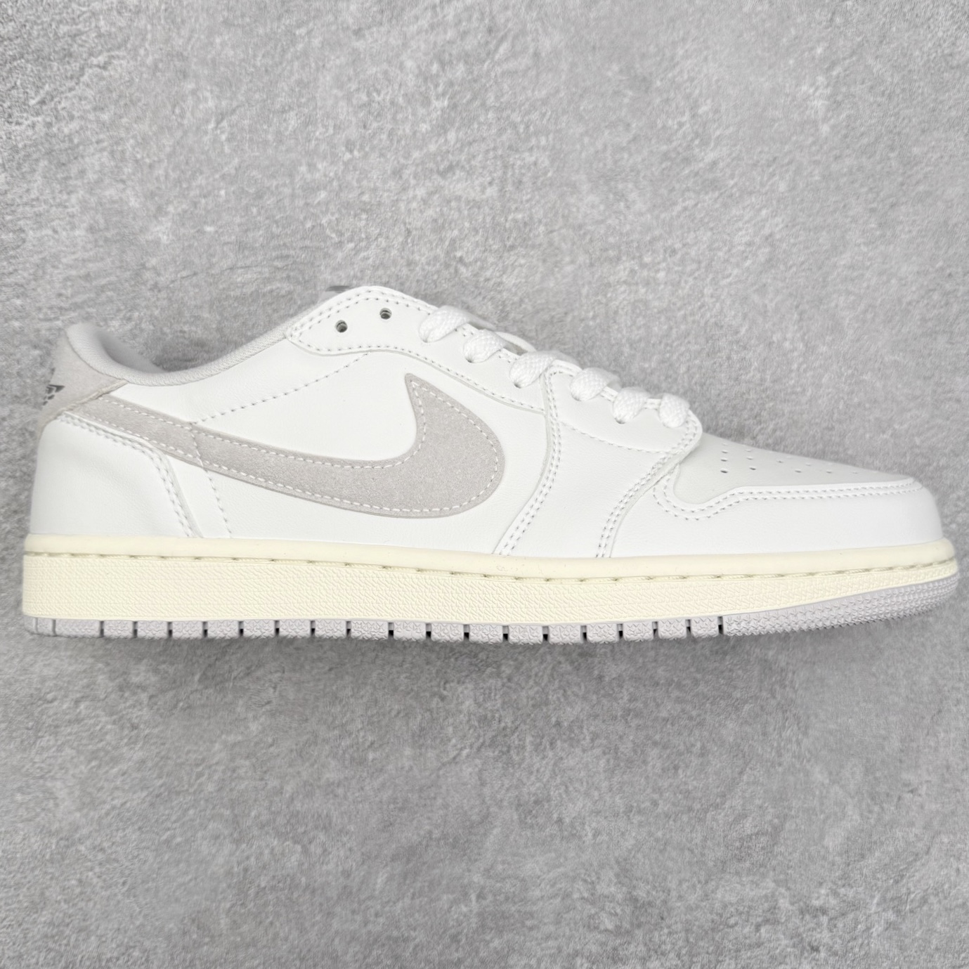 Air Jordan AJ1 Low 低帮 FB9933-100 全新流水线出品 DT版本唯一平替选择 市场第二梯队最强版 全部原鞋开发 原楦原纸板开发 全鞋电脑针车 原厂内置全掌气垫 原盒内在原标 唯一Zp原版鞋带绑法 免检产品 全新2022版型 全头层皮料 完美零毛边处理 原厂配置全掌气垫 价格定位良心 几十个配色陆续出货 实拍调校N版已经零色差零失真 百分百还原实物色彩所见即所得 不存在货不对板色差等低级问题 选购参考实物拍摄 不混卖不参货 只用心做好货严格选品 承诺混一赔十 尺码：36 36.5 37.5 38 38.5 39 40 40.5 41 42 42.5 43 44 44.5 45-选品中心