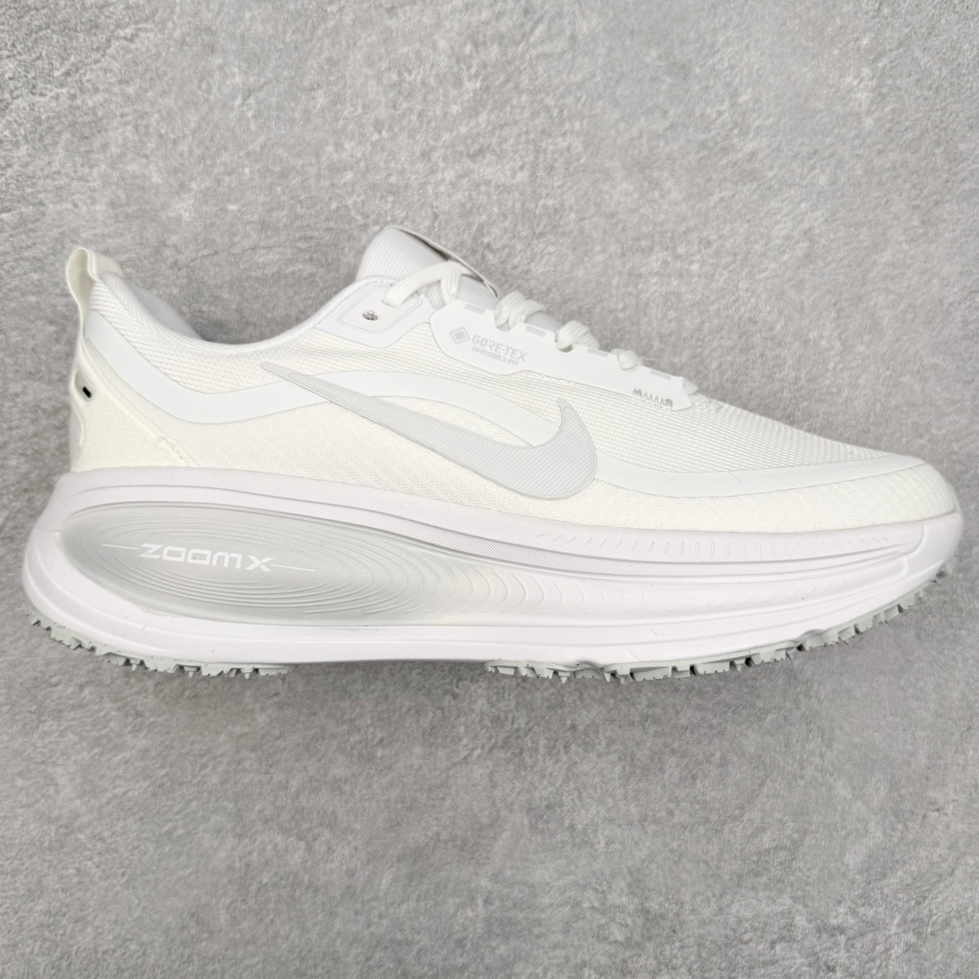 NK Vomero 18 GTX 时尚舒适 网布防滑耐磨 低帮跑步鞋 实拍调校N版已经零色差零失真 百分百还原实物色彩所见即所得 不存在货不对板色差等低级问题 选购参考实物拍摄 不混卖不参货 只用心做好货严格选品 承诺混一赔十 尺码：36 36.5 37.5 38 38.5 39 40 40.5 41 42 42.5 43 44 44.5 45-选品中心