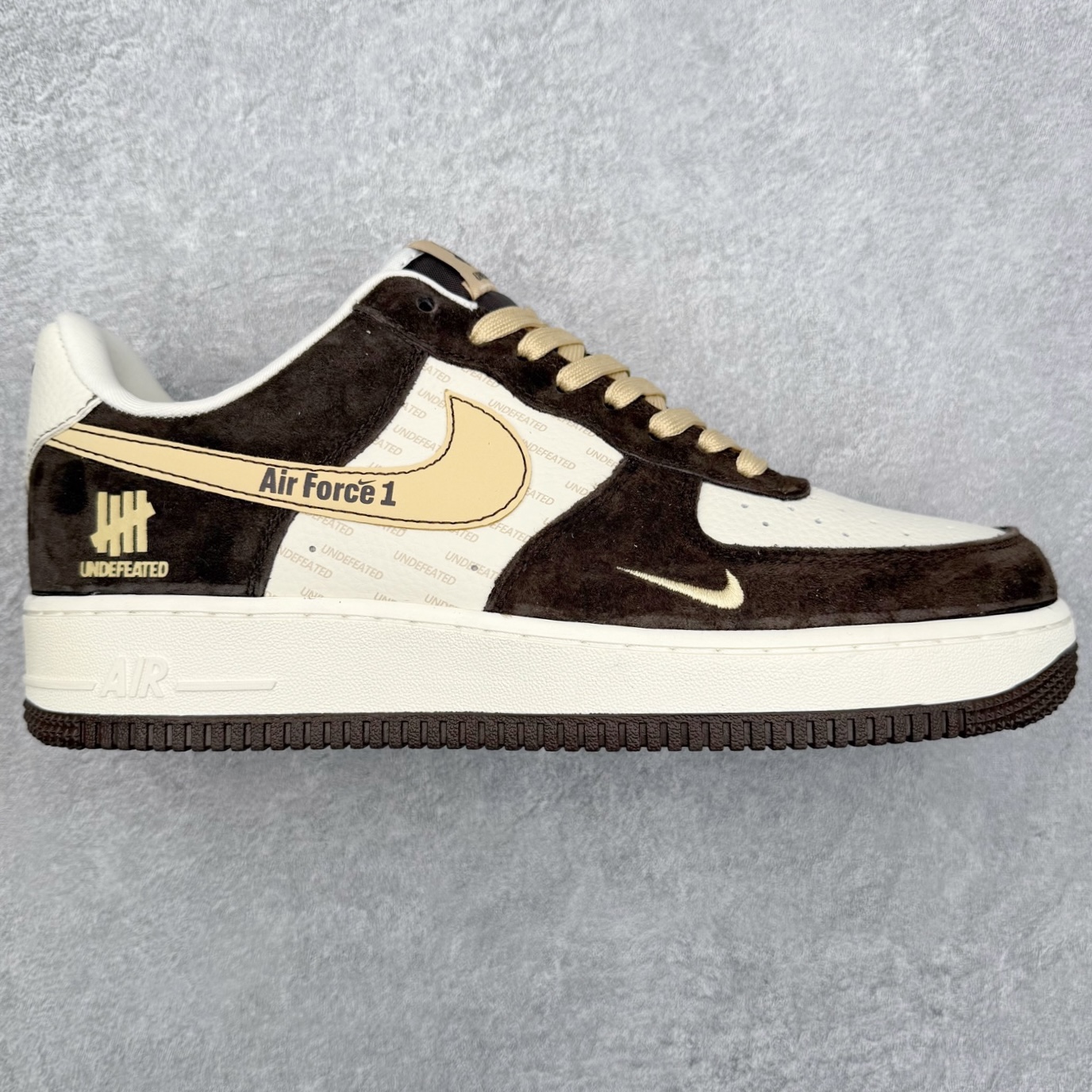 NK Air Force 1´07 Low 空军一号低帮百搭休闲运动板鞋 KD1688-001 柔软、弹性十足的缓震性能和出色的中底设计 横跨复古与现代的外型结合 造就出风靡全球 三十多年的Force 1 直到今天还深受青睐 实拍调校N版已经零色差零失真 百分百还原实物色彩所见即所得 不存在货不对板色差等低级问题 选购参考实物拍摄 不混卖不参货 只用心做好货严格选品 承诺混一赔十 尺码：36 36.5 37.5 38 38.5 39 40 40.5 41 42 42.5 43 44 44.5 45-选品中心