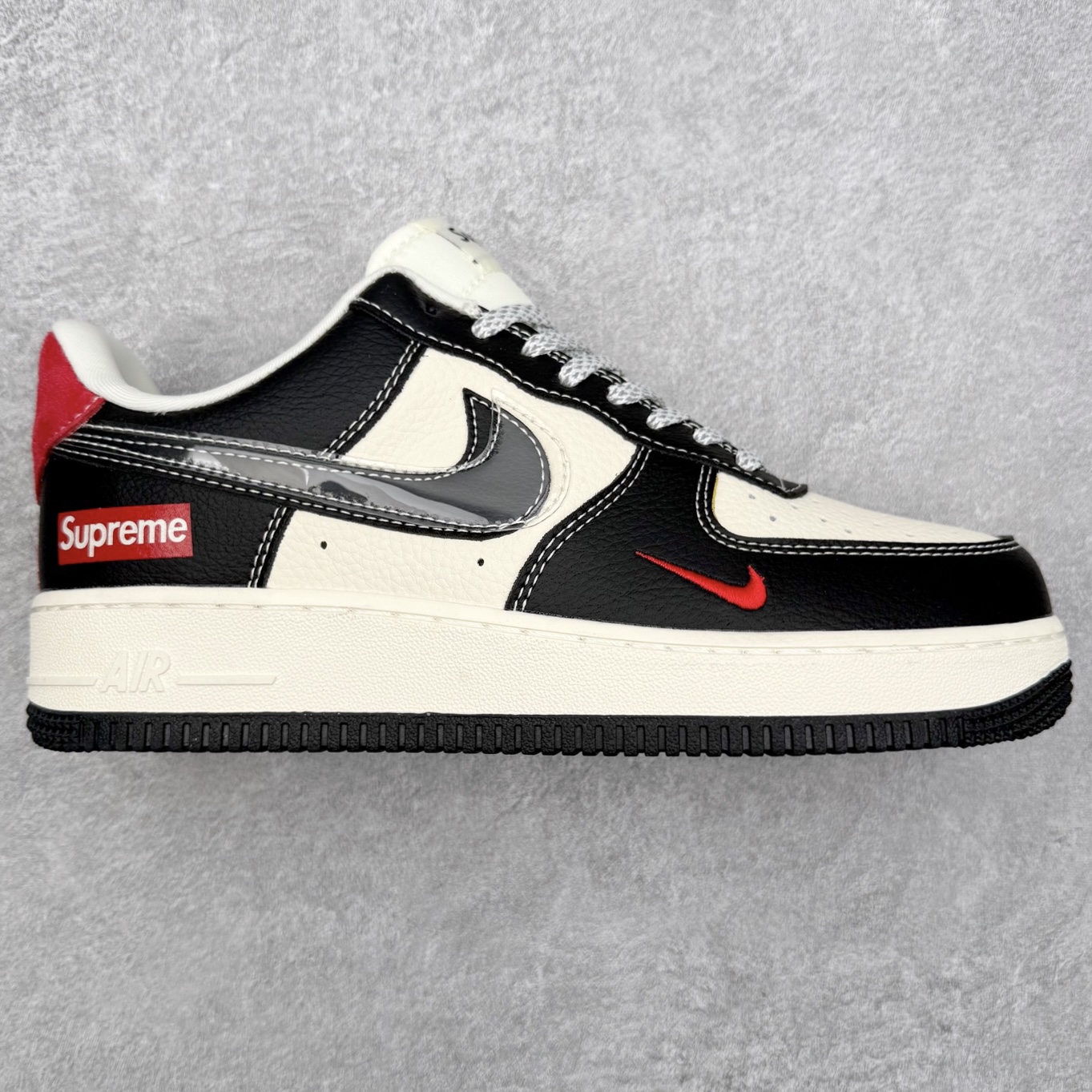 NK Air Force 1´07 Low 空军一号低帮百搭休闲运动板鞋 DF0188-106 柔软、弹性十足的缓震性能和出色的中底设计 横跨复古与现代的外型结合 造就出风靡全球 三十多年的Force 1 直到今天还深受青睐 实拍调校N版已经零色差零失真 百分百还原实物色彩所见即所得 不存在货不对板色差等低级问题 选购参考实物拍摄 不混卖不参货 只用心做好货严格选品 承诺混一赔十 尺码：36 36.5 37.5 38 38.5 39 40 40.5 41 42 42.5 43 44 44.5 45-选品中心