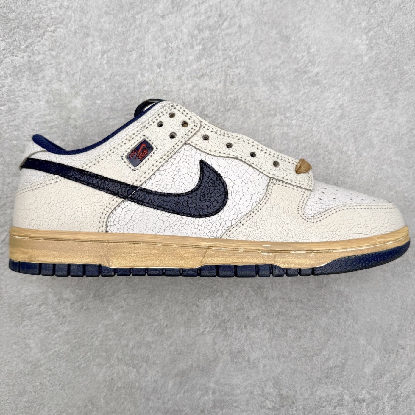 Stranger Things x NK Dunk Low SP舒适百搭 低帮 板鞋 男女同款 联名灰蓝色 IH6766-001 实力大厂出品 新配色陆续开发 利润个位数只为口碑 全套原纸板楦头开发 确保原汁原味 完美呈现DUNK版型 一比一鞋头弧度高度鞋身弧度 此版本只针对中端市场 皮料材质有所更替 其他数据细节工艺流程均保持一致 绝不口嗨 细节品控鞋型随意对比 独家私模官方第六代原厂航空铝磨具打磨大底 鞋头坡度极致还原 无解鞋型 原盒原配 圈内天花板工艺 原厂玻璃冲刀 超高清洁度 全鞋零毛边皮料切割 原厂中底布点胶 中底布拉帮走线遵循公司 尺码：36 36.5 37.5 38 38.5 39 40 40.5 41 42 42.5 43 44 44.5 45 46-选品中心