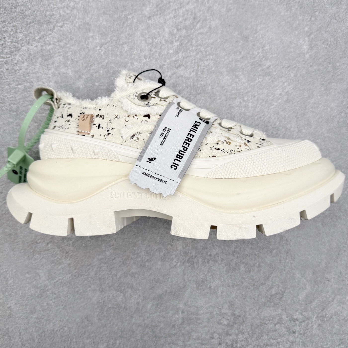 SMILEREPUBLIC 三周年\\r檀健次老爹鞋2.0系列 重磅来袭👏\\r采用了 水洗布 TPU贴盒大底 \\r厚底7cm大底轻盈又增高💯\\r厚底软得像是自带弹簧 鞋型把整条腿衬得特别秀气 配中筒袜瞬间变身学院少女 感觉脖子以下全是腿 \\r小红书爆款 李昀锐、于文文、大鹏、痞幼、苏醒、刘畊宏老师等～众多明星纷纷上脚\\r尺码：35 36 37 38 39 40 41 42 43 44 45-选品中心