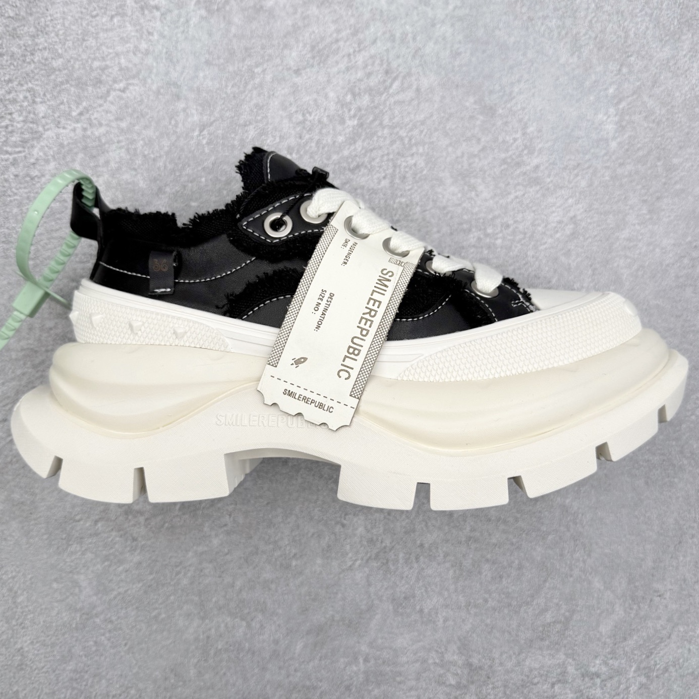 SMILEREPUBLIC 三周年\\r檀健次老爹鞋2.0系列 重磅来袭👏\\r采用了 水洗布 TPU贴盒大底 \\r厚底7cm大底轻盈又增高💯\\r厚底软得像是自带弹簧 鞋型把整条腿衬得特别秀气 配中筒袜瞬间变身学院少女 感觉脖子以下全是腿 \\r小红书爆款 李昀锐、于文文、大鹏、痞幼、苏醒、刘畊宏老师等～众多明星纷纷上脚\\r尺码：35 36 37 38 39 40 41 42 43 44 45-选品中心
