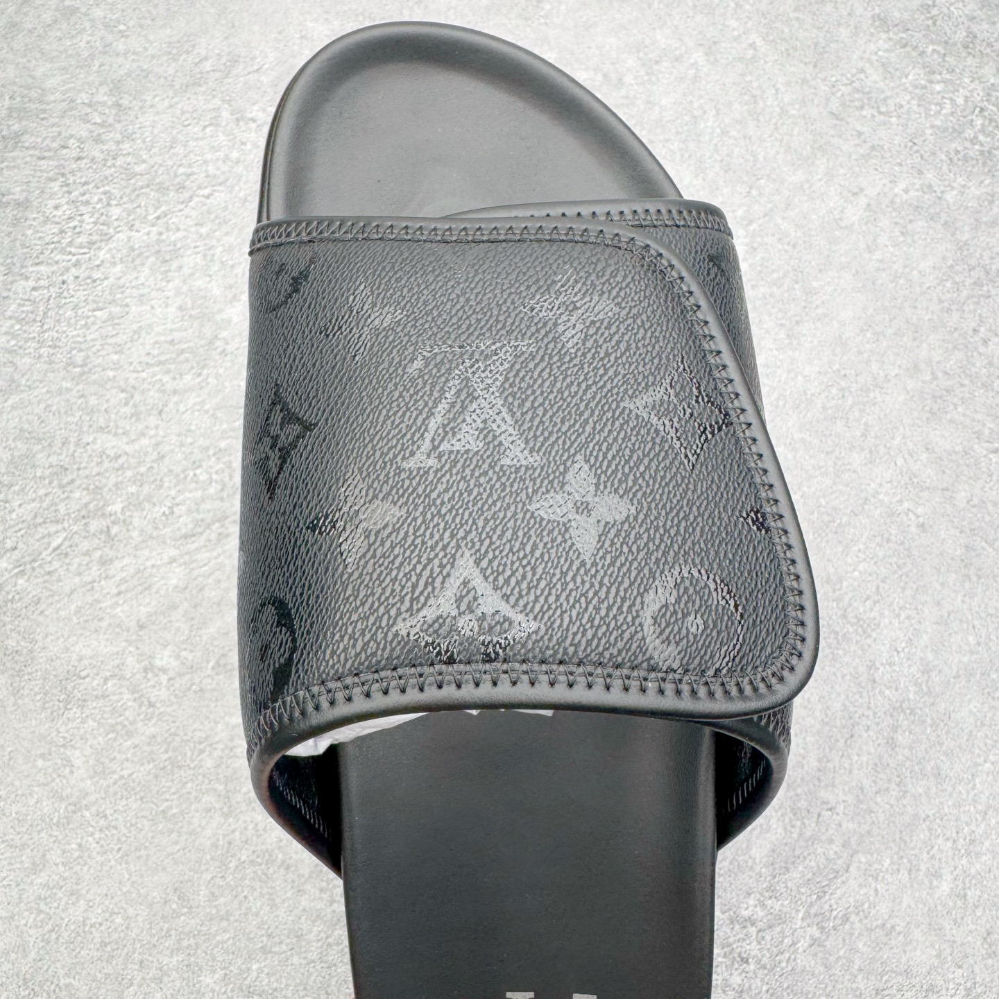 图片[4]-＃GD广顶 LOUIS VUITTON Miami lv平底露趾 EVA一字拖鞋 Louis Vuitton，法国路威酩轩集团-LVMH旗下品牌，著名奢侈品箱包和皮具品牌，百余年的传奇经典，全球时尚旅行艺术的精致象征。印有“LV”标志这一独特图案的交织字母帆布包，伴随着丰富的传奇色彩和雅典的设计而成为时尚之经典。延续至今，不论后来延伸出来的皮件、丝巾或手表、笔、服装，都是以崇尚精致、品质、舒适的“旅行哲学”，作为设计理念。尺码：39 40 41 42 43 44 45-选品中心