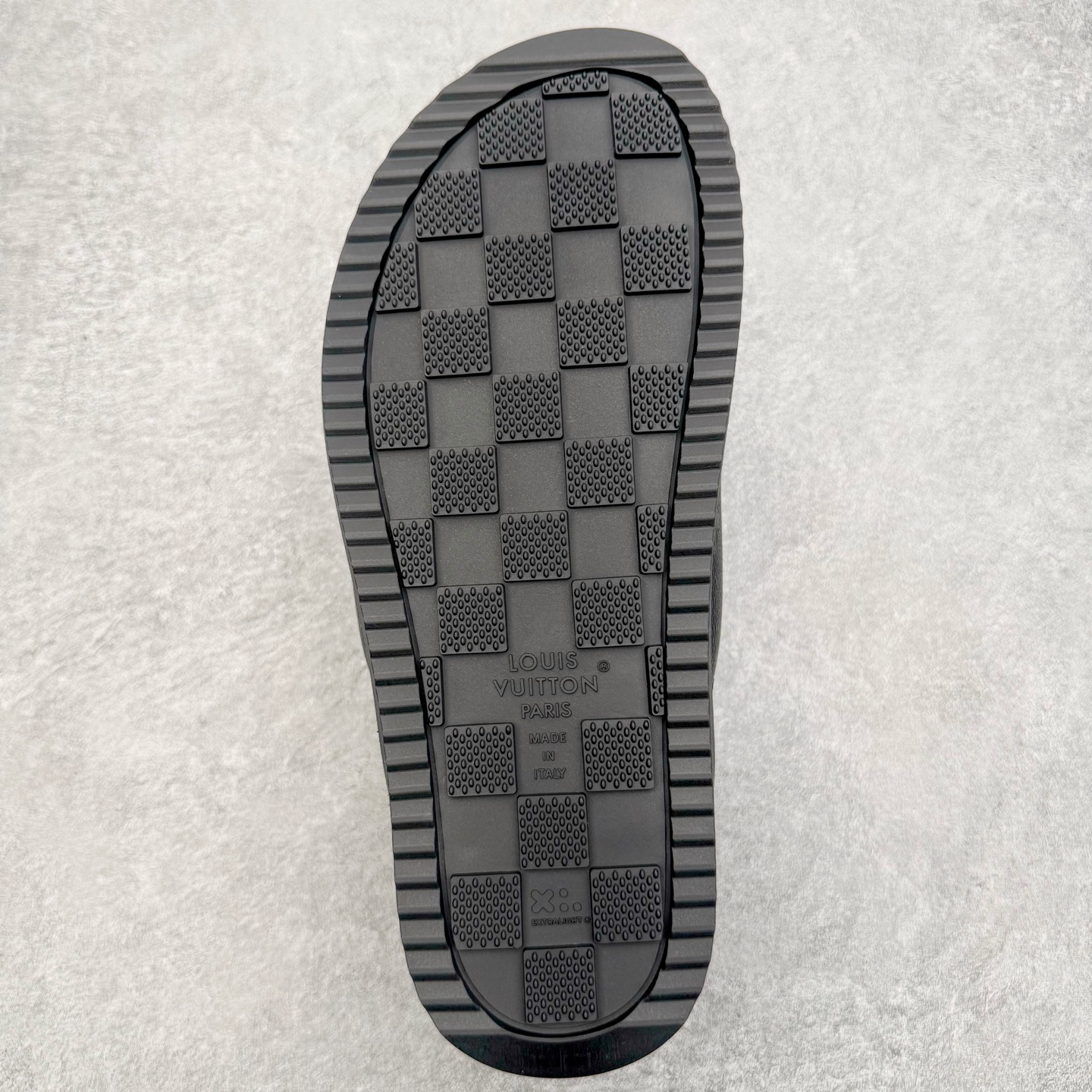 图片[9]-＃GD广顶 LOUIS VUITTON Miami lv平底露趾 EVA一字拖鞋 Louis Vuitton，法国路威酩轩集团-LVMH旗下品牌，著名奢侈品箱包和皮具品牌，百余年的传奇经典，全球时尚旅行艺术的精致象征。印有“LV”标志这一独特图案的交织字母帆布包，伴随着丰富的传奇色彩和雅典的设计而成为时尚之经典。延续至今，不论后来延伸出来的皮件、丝巾或手表、笔、服装，都是以崇尚精致、品质、舒适的“旅行哲学”，作为设计理念。尺码：39 40 41 42 43 44 45-选品中心