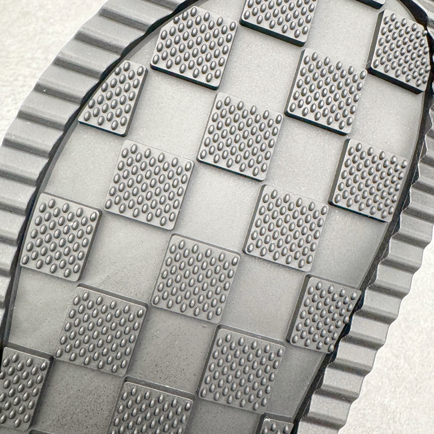 图片[12]-＃GD广顶 LOUIS VUITTON Miami lv平底露趾 EVA一字拖鞋 Louis Vuitton，法国路威酩轩集团-LVMH旗下品牌，著名奢侈品箱包和皮具品牌，百余年的传奇经典，全球时尚旅行艺术的精致象征。印有“LV”标志这一独特图案的交织字母帆布包，伴随着丰富的传奇色彩和雅典的设计而成为时尚之经典。延续至今，不论后来延伸出来的皮件、丝巾或手表、笔、服装，都是以崇尚精致、品质、舒适的“旅行哲学”，作为设计理念。尺码：39 40 41 42 43 44 45-选品中心