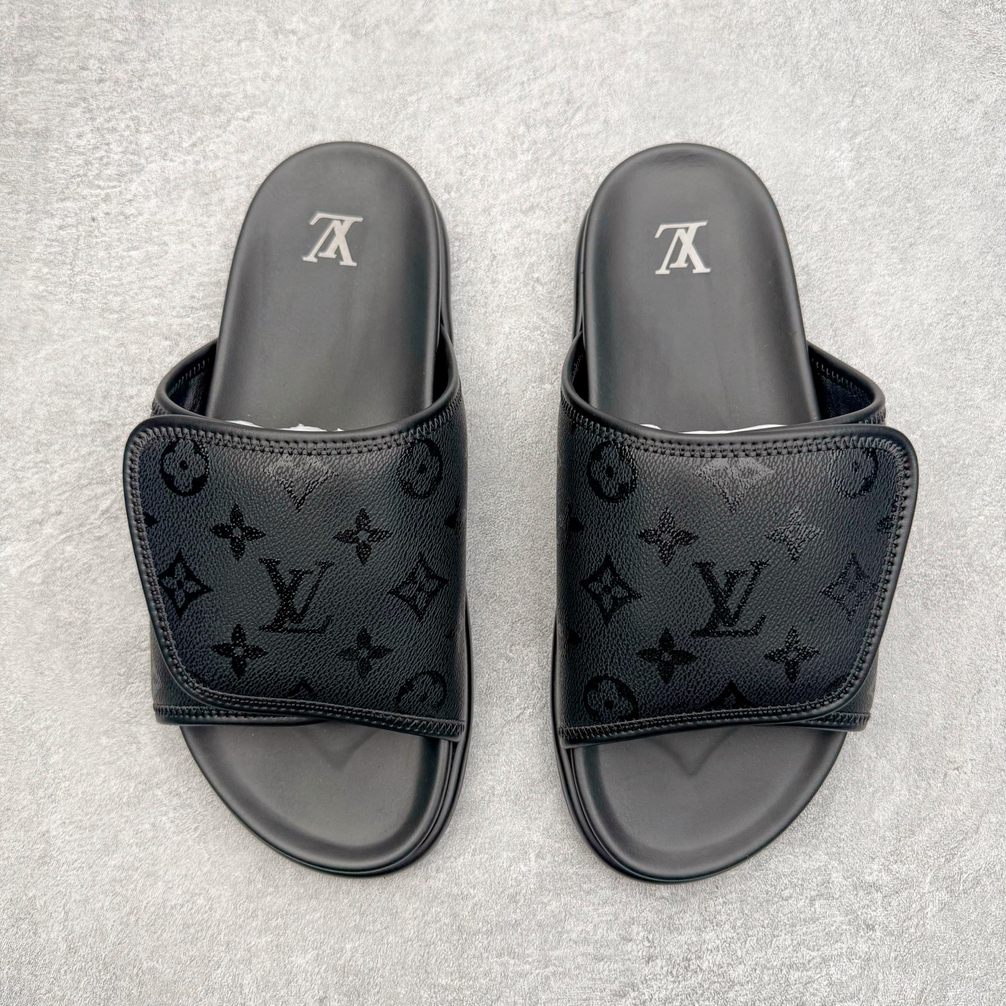 图片[2]-＃GD广顶 LOUIS VUITTON Miami lv平底露趾 EVA一字拖鞋 Louis Vuitton，法国路威酩轩集团-LVMH旗下品牌，著名奢侈品箱包和皮具品牌，百余年的传奇经典，全球时尚旅行艺术的精致象征。印有“LV”标志这一独特图案的交织字母帆布包，伴随着丰富的传奇色彩和雅典的设计而成为时尚之经典。延续至今，不论后来延伸出来的皮件、丝巾或手表、笔、服装，都是以崇尚精致、品质、舒适的“旅行哲学”，作为设计理念。尺码：39 40 41 42 43 44 45-选品中心