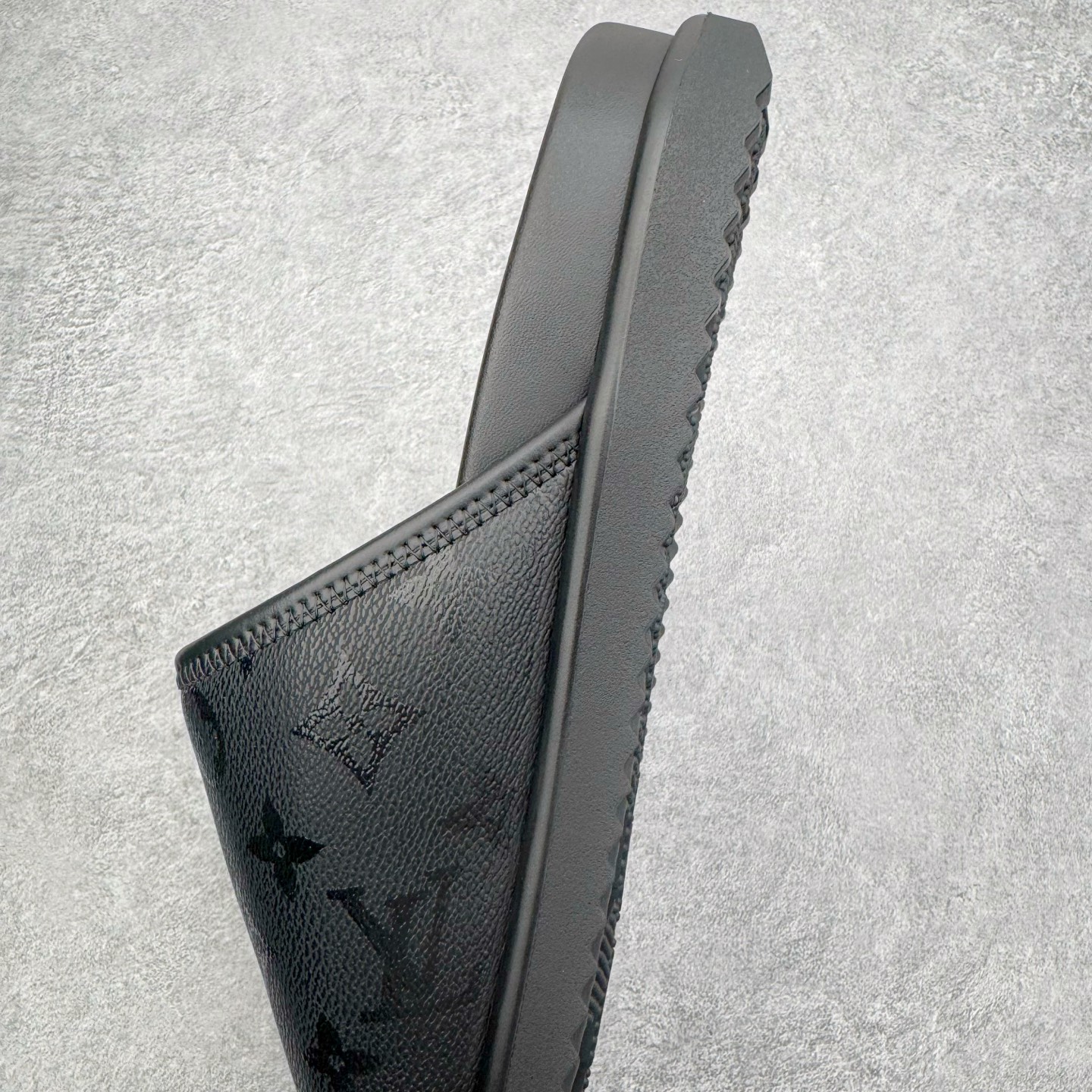 图片[7]-＃GD广顶 LOUIS VUITTON Miami lv平底露趾 EVA一字拖鞋 Louis Vuitton，法国路威酩轩集团-LVMH旗下品牌，著名奢侈品箱包和皮具品牌，百余年的传奇经典，全球时尚旅行艺术的精致象征。印有“LV”标志这一独特图案的交织字母帆布包，伴随着丰富的传奇色彩和雅典的设计而成为时尚之经典。延续至今，不论后来延伸出来的皮件、丝巾或手表、笔、服装，都是以崇尚精致、品质、舒适的“旅行哲学”，作为设计理念。尺码：39 40 41 42 43 44 45-选品中心