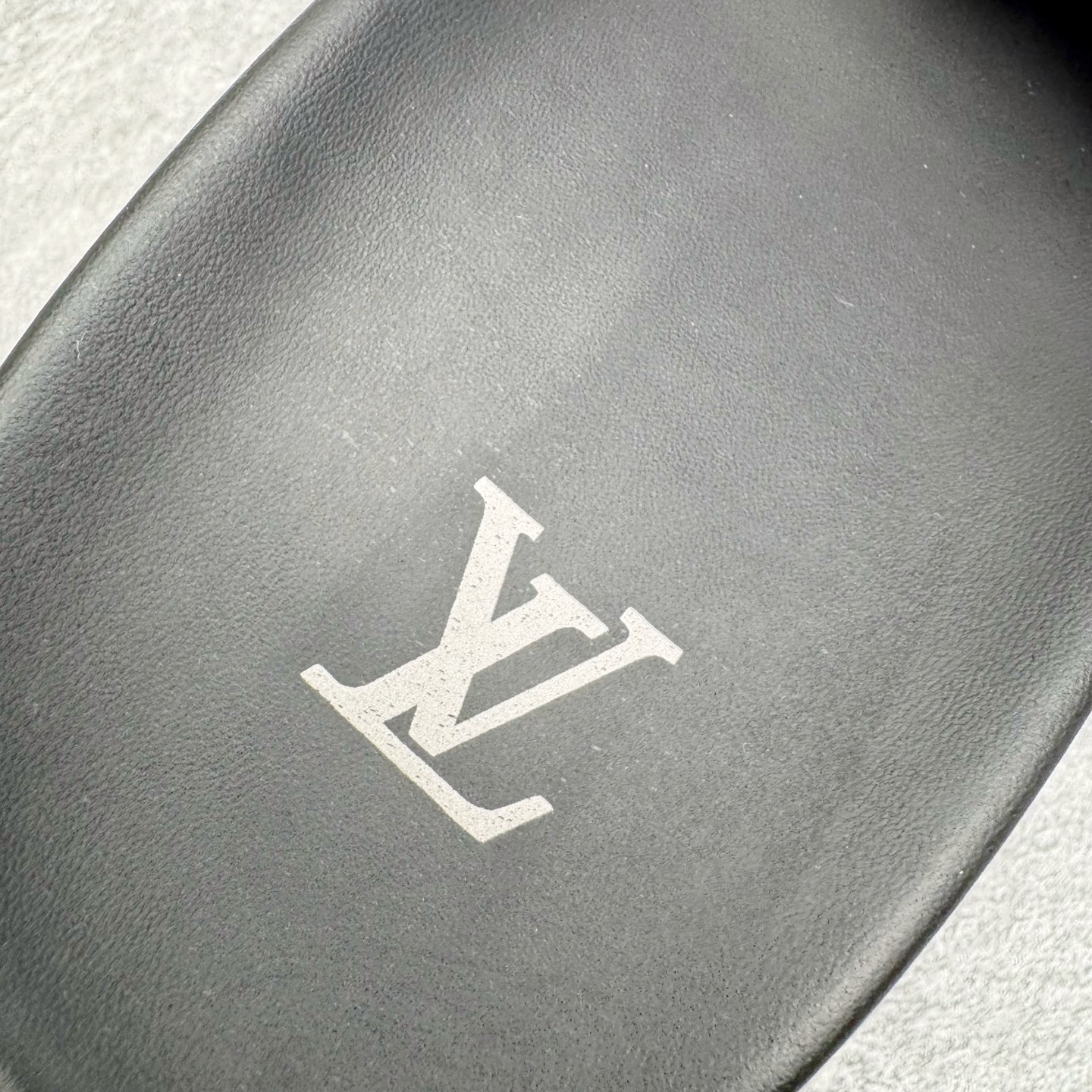 图片[14]-＃GD广顶 LOUIS VUITTON Miami lv平底露趾 EVA一字拖鞋 Louis Vuitton，法国路威酩轩集团-LVMH旗下品牌，著名奢侈品箱包和皮具品牌，百余年的传奇经典，全球时尚旅行艺术的精致象征。印有“LV”标志这一独特图案的交织字母帆布包，伴随着丰富的传奇色彩和雅典的设计而成为时尚之经典。延续至今，不论后来延伸出来的皮件、丝巾或手表、笔、服装，都是以崇尚精致、品质、舒适的“旅行哲学”，作为设计理念。尺码：39 40 41 42 43 44 45-选品中心