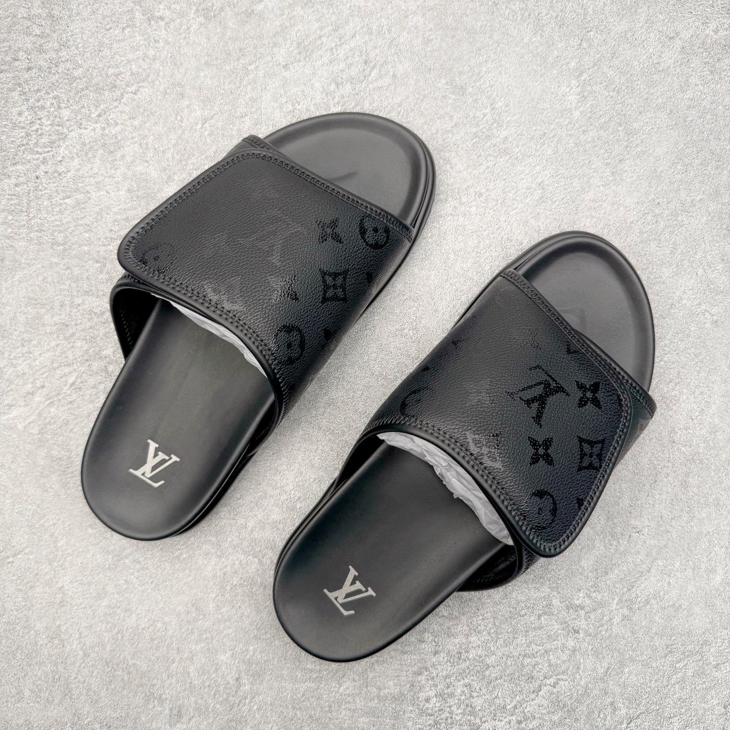 图片[3]-＃GD广顶 LOUIS VUITTON Miami lv平底露趾 EVA一字拖鞋 Louis Vuitton，法国路威酩轩集团-LVMH旗下品牌，著名奢侈品箱包和皮具品牌，百余年的传奇经典，全球时尚旅行艺术的精致象征。印有“LV”标志这一独特图案的交织字母帆布包，伴随着丰富的传奇色彩和雅典的设计而成为时尚之经典。延续至今，不论后来延伸出来的皮件、丝巾或手表、笔、服装，都是以崇尚精致、品质、舒适的“旅行哲学”，作为设计理念。尺码：39 40 41 42 43 44 45-选品中心