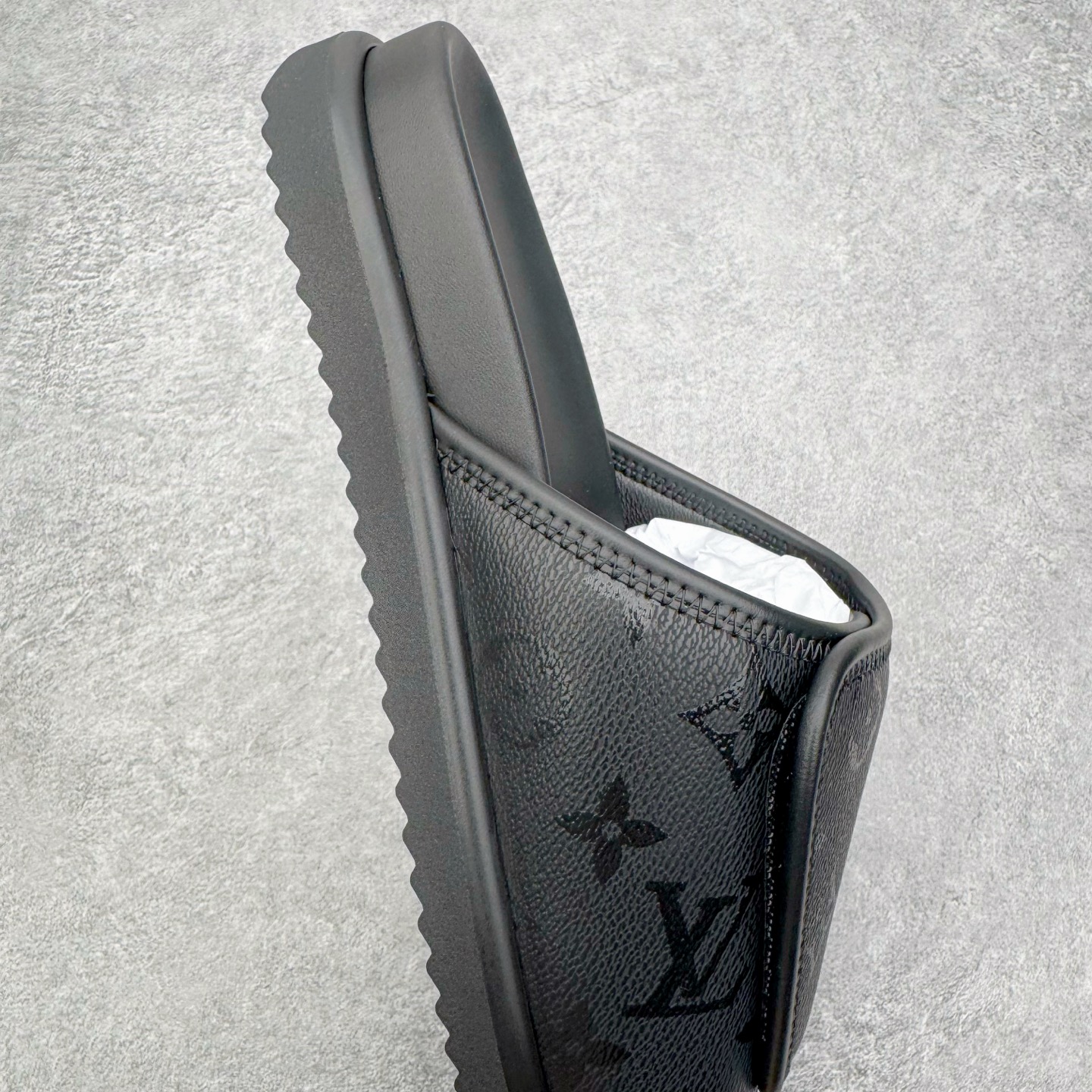 图片[6]-＃GD广顶 LOUIS VUITTON Miami lv平底露趾 EVA一字拖鞋 Louis Vuitton，法国路威酩轩集团-LVMH旗下品牌，著名奢侈品箱包和皮具品牌，百余年的传奇经典，全球时尚旅行艺术的精致象征。印有“LV”标志这一独特图案的交织字母帆布包，伴随着丰富的传奇色彩和雅典的设计而成为时尚之经典。延续至今，不论后来延伸出来的皮件、丝巾或手表、笔、服装，都是以崇尚精致、品质、舒适的“旅行哲学”，作为设计理念。尺码：39 40 41 42 43 44 45-选品中心