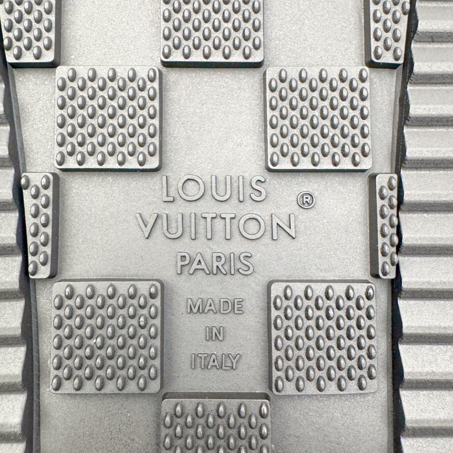 图片[13]-＃GD广顶 LOUIS VUITTON Miami lv平底露趾 EVA一字拖鞋 Louis Vuitton，法国路威酩轩集团-LVMH旗下品牌，著名奢侈品箱包和皮具品牌，百余年的传奇经典，全球时尚旅行艺术的精致象征。印有“LV”标志这一独特图案的交织字母帆布包，伴随着丰富的传奇色彩和雅典的设计而成为时尚之经典。延续至今，不论后来延伸出来的皮件、丝巾或手表、笔、服装，都是以崇尚精致、品质、舒适的“旅行哲学”，作为设计理念。尺码：39 40 41 42 43 44 45-选品中心