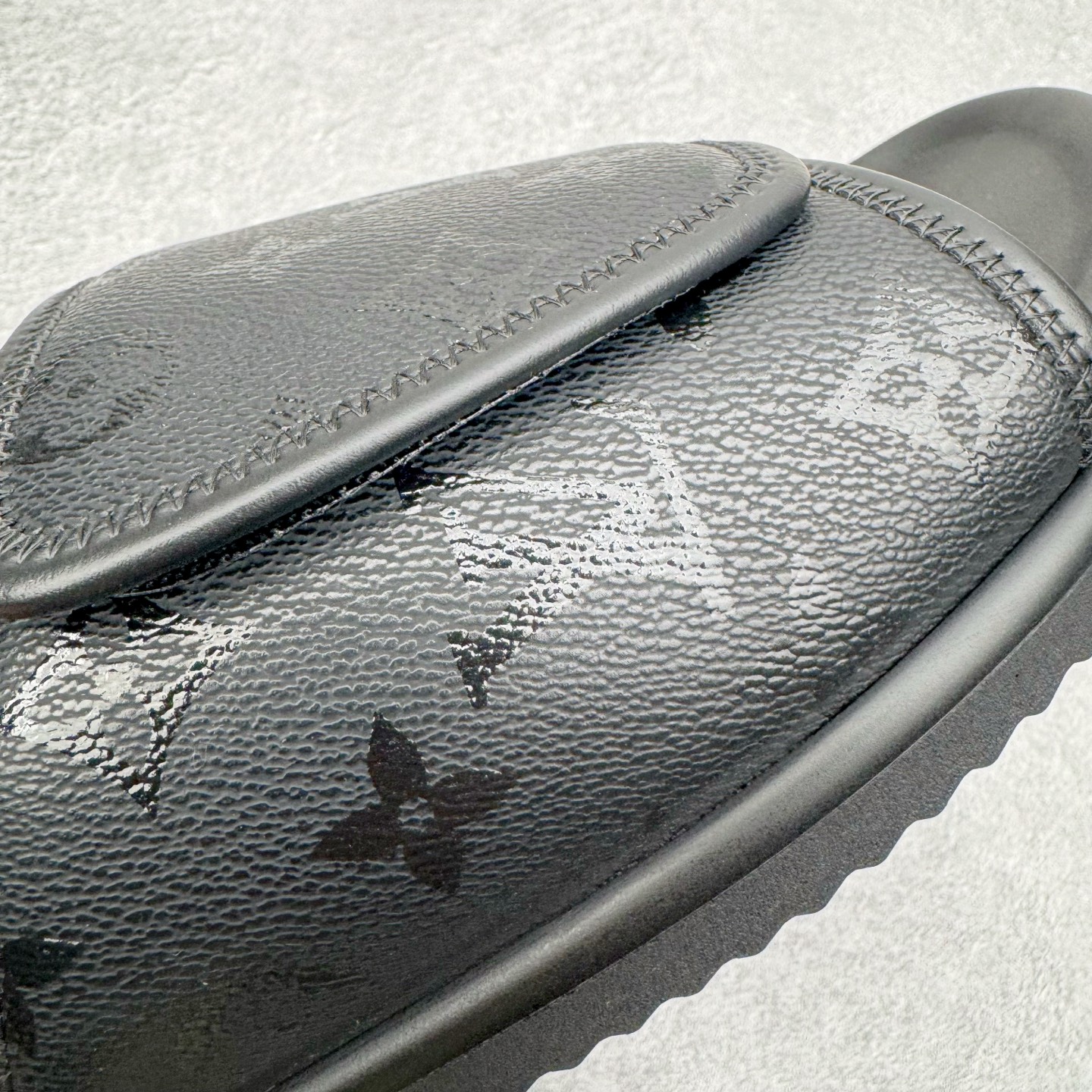 图片[11]-＃GD广顶 LOUIS VUITTON Miami lv平底露趾 EVA一字拖鞋 Louis Vuitton，法国路威酩轩集团-LVMH旗下品牌，著名奢侈品箱包和皮具品牌，百余年的传奇经典，全球时尚旅行艺术的精致象征。印有“LV”标志这一独特图案的交织字母帆布包，伴随着丰富的传奇色彩和雅典的设计而成为时尚之经典。延续至今，不论后来延伸出来的皮件、丝巾或手表、笔、服装，都是以崇尚精致、品质、舒适的“旅行哲学”，作为设计理念。尺码：39 40 41 42 43 44 45-选品中心