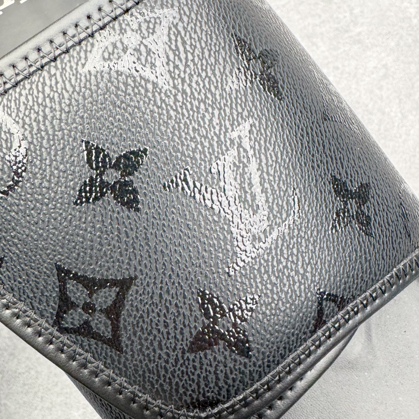 图片[10]-＃GD广顶 LOUIS VUITTON Miami lv平底露趾 EVA一字拖鞋 Louis Vuitton，法国路威酩轩集团-LVMH旗下品牌，著名奢侈品箱包和皮具品牌，百余年的传奇经典，全球时尚旅行艺术的精致象征。印有“LV”标志这一独特图案的交织字母帆布包，伴随着丰富的传奇色彩和雅典的设计而成为时尚之经典。延续至今，不论后来延伸出来的皮件、丝巾或手表、笔、服装，都是以崇尚精致、品质、舒适的“旅行哲学”，作为设计理念。尺码：39 40 41 42 43 44 45-选品中心