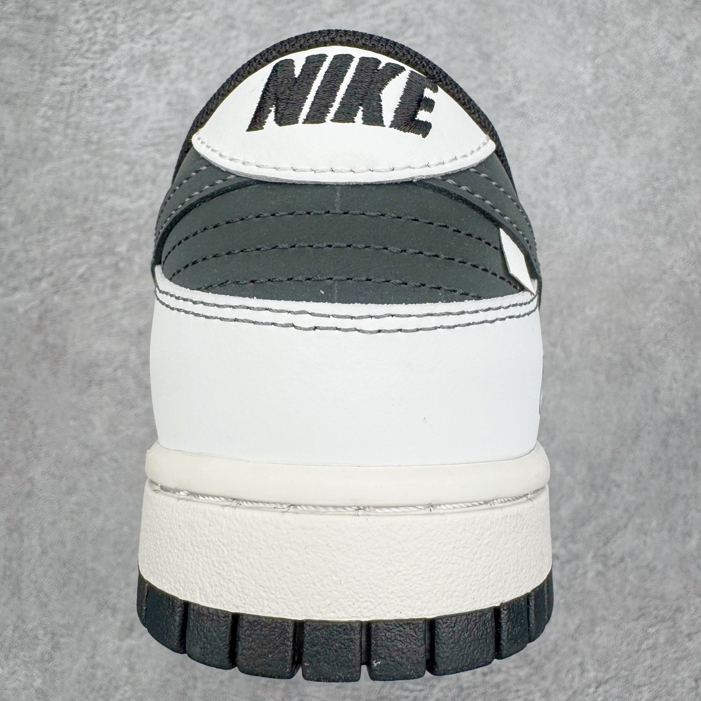 图片[8]-＃YC纯原 NK Dunk Low 神佑 WB0414-026 纯白底色如初雪铺展，黑色Swoosh凌厉划过鞋侧，似暗夜中悄然展翼的轨迹。后跟铭文缀于其间，低帮轮廓利落收束。不追逐颜色游戏，只专注光影博弈——白是清醒，黑是深邃。黑白交织不喧哗，却自有态度。脚踏其中，若得神佑。定制系列天花板 无原鞋不开发 全系列得物原鞋一比一校对开发 配色持续更新中 终端对接 优势输出 全套原厂楦头原纸板数据档案倾力打造 原汁原味莞产 极致还原 圈内最强针车工艺 高端零售指定版 广东原厂配套原盒原标 鞋盒分三个尺码段 原厂冲刀 超高清洁度 全鞋零毛边皮料切割 采用原厂百宏鞋带以及原厂百宏织唛舌标 内标可供原厂几率过验 进口原装条纹中底布 四线拉帮白色点胶 原厂拉帮手法遵循公司 原厂电绣 极致还原 SIZE 40 40.5 41 42 42.5 43 44 44.5 45 46-选品中心