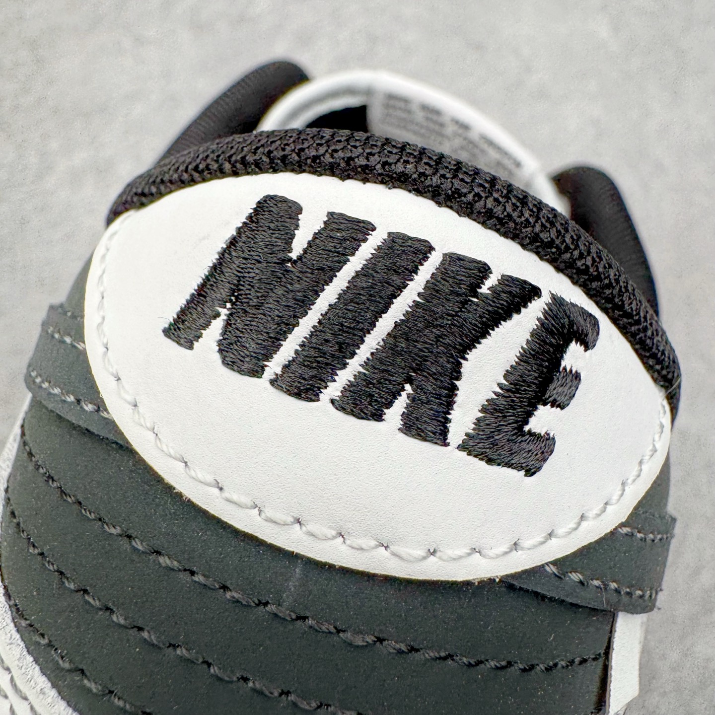 图片[13]-＃YC纯原 NK Dunk Low 神佑 WB0414-026 纯白底色如初雪铺展，黑色Swoosh凌厉划过鞋侧，似暗夜中悄然展翼的轨迹。后跟铭文缀于其间，低帮轮廓利落收束。不追逐颜色游戏，只专注光影博弈——白是清醒，黑是深邃。黑白交织不喧哗，却自有态度。脚踏其中，若得神佑。定制系列天花板 无原鞋不开发 全系列得物原鞋一比一校对开发 配色持续更新中 终端对接 优势输出 全套原厂楦头原纸板数据档案倾力打造 原汁原味莞产 极致还原 圈内最强针车工艺 高端零售指定版 广东原厂配套原盒原标 鞋盒分三个尺码段 原厂冲刀 超高清洁度 全鞋零毛边皮料切割 采用原厂百宏鞋带以及原厂百宏织唛舌标 内标可供原厂几率过验 进口原装条纹中底布 四线拉帮白色点胶 原厂拉帮手法遵循公司 原厂电绣 极致还原 SIZE 40 40.5 41 42 42.5 43 44 44.5 45 46-选品中心