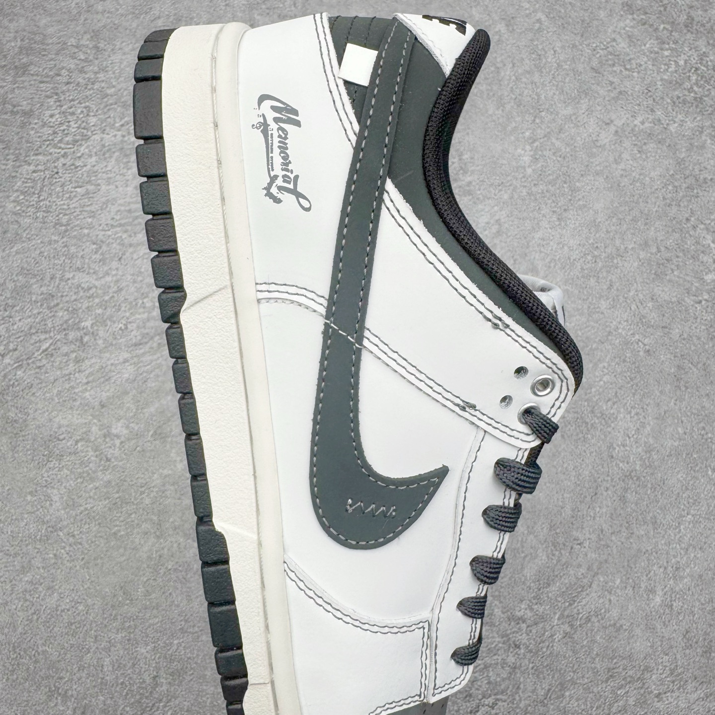 图片[6]-＃YC纯原 NK Dunk Low 神佑 WB0414-026 纯白底色如初雪铺展，黑色Swoosh凌厉划过鞋侧，似暗夜中悄然展翼的轨迹。后跟铭文缀于其间，低帮轮廓利落收束。不追逐颜色游戏，只专注光影博弈——白是清醒，黑是深邃。黑白交织不喧哗，却自有态度。脚踏其中，若得神佑。定制系列天花板 无原鞋不开发 全系列得物原鞋一比一校对开发 配色持续更新中 终端对接 优势输出 全套原厂楦头原纸板数据档案倾力打造 原汁原味莞产 极致还原 圈内最强针车工艺 高端零售指定版 广东原厂配套原盒原标 鞋盒分三个尺码段 原厂冲刀 超高清洁度 全鞋零毛边皮料切割 采用原厂百宏鞋带以及原厂百宏织唛舌标 内标可供原厂几率过验 进口原装条纹中底布 四线拉帮白色点胶 原厂拉帮手法遵循公司 原厂电绣 极致还原 SIZE 40 40.5 41 42 42.5 43 44 44.5 45 46-选品中心