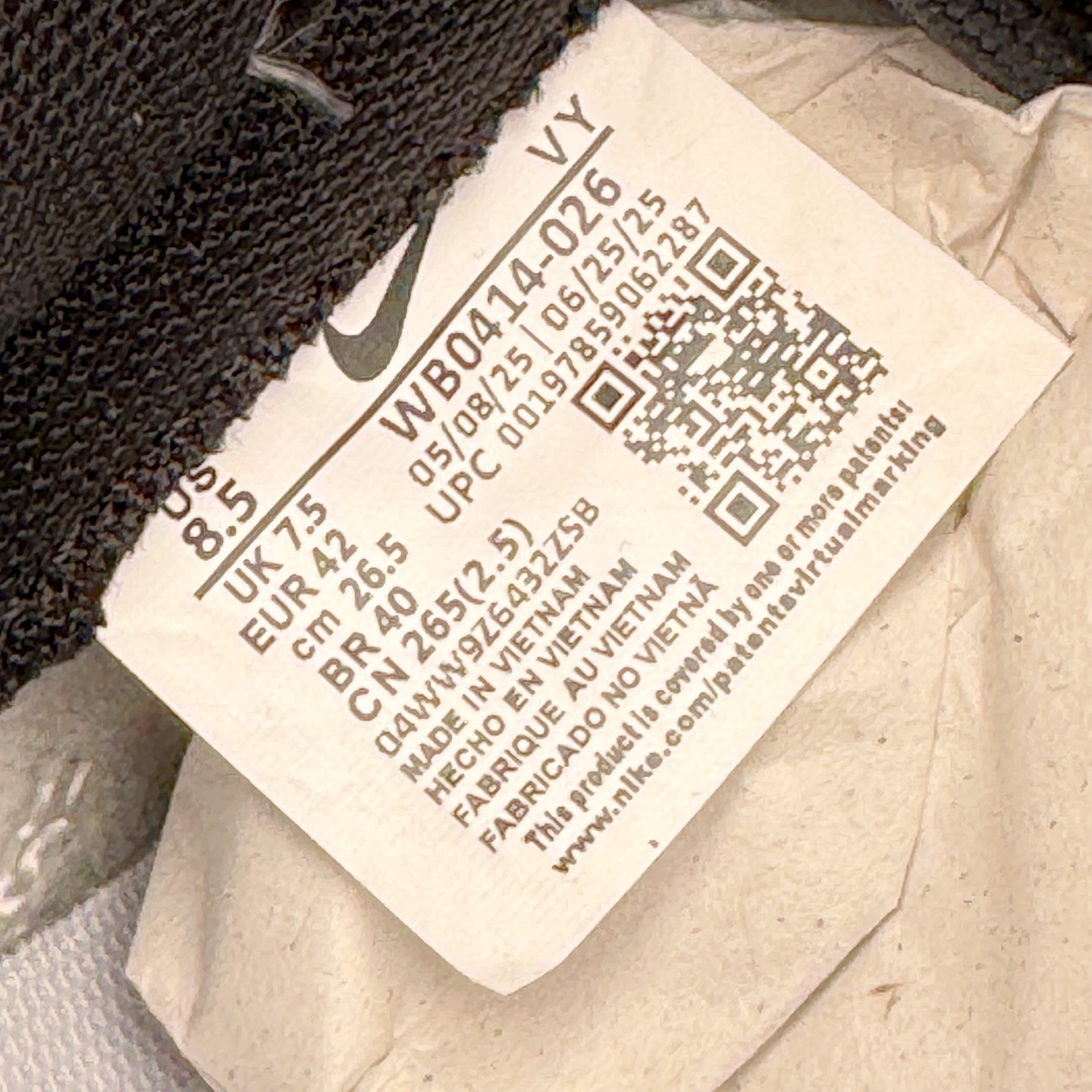 图片[18]-＃YC纯原 NK Dunk Low 神佑 WB0414-026 纯白底色如初雪铺展，黑色Swoosh凌厉划过鞋侧，似暗夜中悄然展翼的轨迹。后跟铭文缀于其间，低帮轮廓利落收束。不追逐颜色游戏，只专注光影博弈——白是清醒，黑是深邃。黑白交织不喧哗，却自有态度。脚踏其中，若得神佑。定制系列天花板 无原鞋不开发 全系列得物原鞋一比一校对开发 配色持续更新中 终端对接 优势输出 全套原厂楦头原纸板数据档案倾力打造 原汁原味莞产 极致还原 圈内最强针车工艺 高端零售指定版 广东原厂配套原盒原标 鞋盒分三个尺码段 原厂冲刀 超高清洁度 全鞋零毛边皮料切割 采用原厂百宏鞋带以及原厂百宏织唛舌标 内标可供原厂几率过验 进口原装条纹中底布 四线拉帮白色点胶 原厂拉帮手法遵循公司 原厂电绣 极致还原 SIZE 40 40.5 41 42 42.5 43 44 44.5 45 46-选品中心