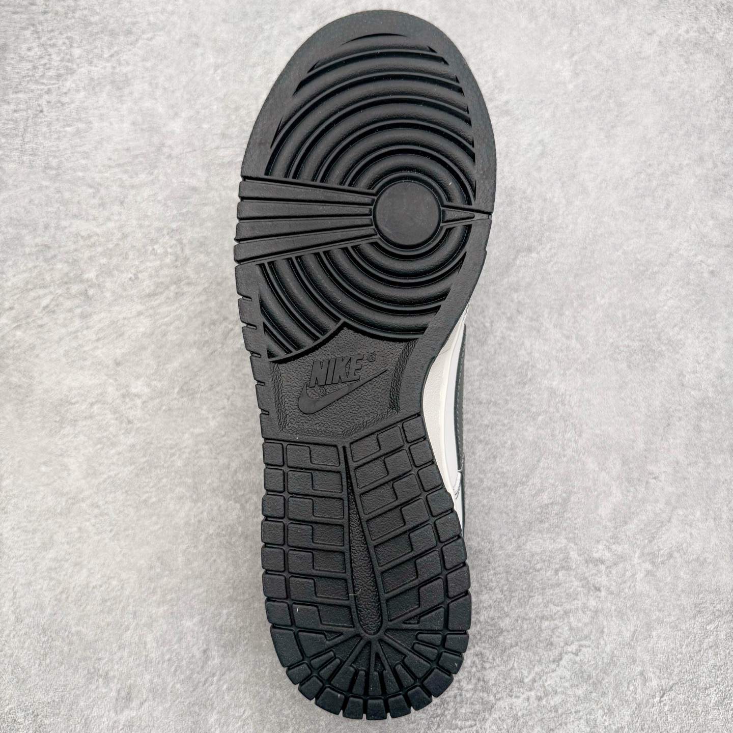 图片[9]-＃YC纯原 NK Dunk Low 神佑 WB0414-026 纯白底色如初雪铺展，黑色Swoosh凌厉划过鞋侧，似暗夜中悄然展翼的轨迹。后跟铭文缀于其间，低帮轮廓利落收束。不追逐颜色游戏，只专注光影博弈——白是清醒，黑是深邃。黑白交织不喧哗，却自有态度。脚踏其中，若得神佑。定制系列天花板 无原鞋不开发 全系列得物原鞋一比一校对开发 配色持续更新中 终端对接 优势输出 全套原厂楦头原纸板数据档案倾力打造 原汁原味莞产 极致还原 圈内最强针车工艺 高端零售指定版 广东原厂配套原盒原标 鞋盒分三个尺码段 原厂冲刀 超高清洁度 全鞋零毛边皮料切割 采用原厂百宏鞋带以及原厂百宏织唛舌标 内标可供原厂几率过验 进口原装条纹中底布 四线拉帮白色点胶 原厂拉帮手法遵循公司 原厂电绣 极致还原 SIZE 40 40.5 41 42 42.5 43 44 44.5 45 46-选品中心