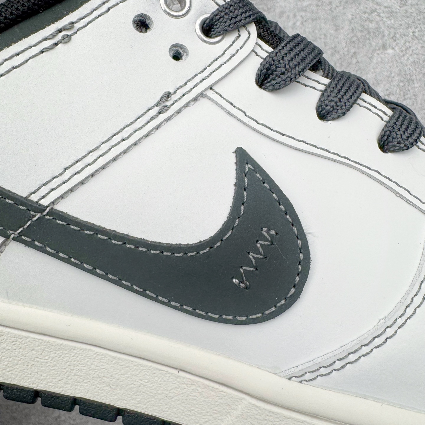 图片[11]-＃YC纯原 NK Dunk Low 神佑 WB0414-026 纯白底色如初雪铺展，黑色Swoosh凌厉划过鞋侧，似暗夜中悄然展翼的轨迹。后跟铭文缀于其间，低帮轮廓利落收束。不追逐颜色游戏，只专注光影博弈——白是清醒，黑是深邃。黑白交织不喧哗，却自有态度。脚踏其中，若得神佑。定制系列天花板 无原鞋不开发 全系列得物原鞋一比一校对开发 配色持续更新中 终端对接 优势输出 全套原厂楦头原纸板数据档案倾力打造 原汁原味莞产 极致还原 圈内最强针车工艺 高端零售指定版 广东原厂配套原盒原标 鞋盒分三个尺码段 原厂冲刀 超高清洁度 全鞋零毛边皮料切割 采用原厂百宏鞋带以及原厂百宏织唛舌标 内标可供原厂几率过验 进口原装条纹中底布 四线拉帮白色点胶 原厂拉帮手法遵循公司 原厂电绣 极致还原 SIZE 40 40.5 41 42 42.5 43 44 44.5 45 46-选品中心