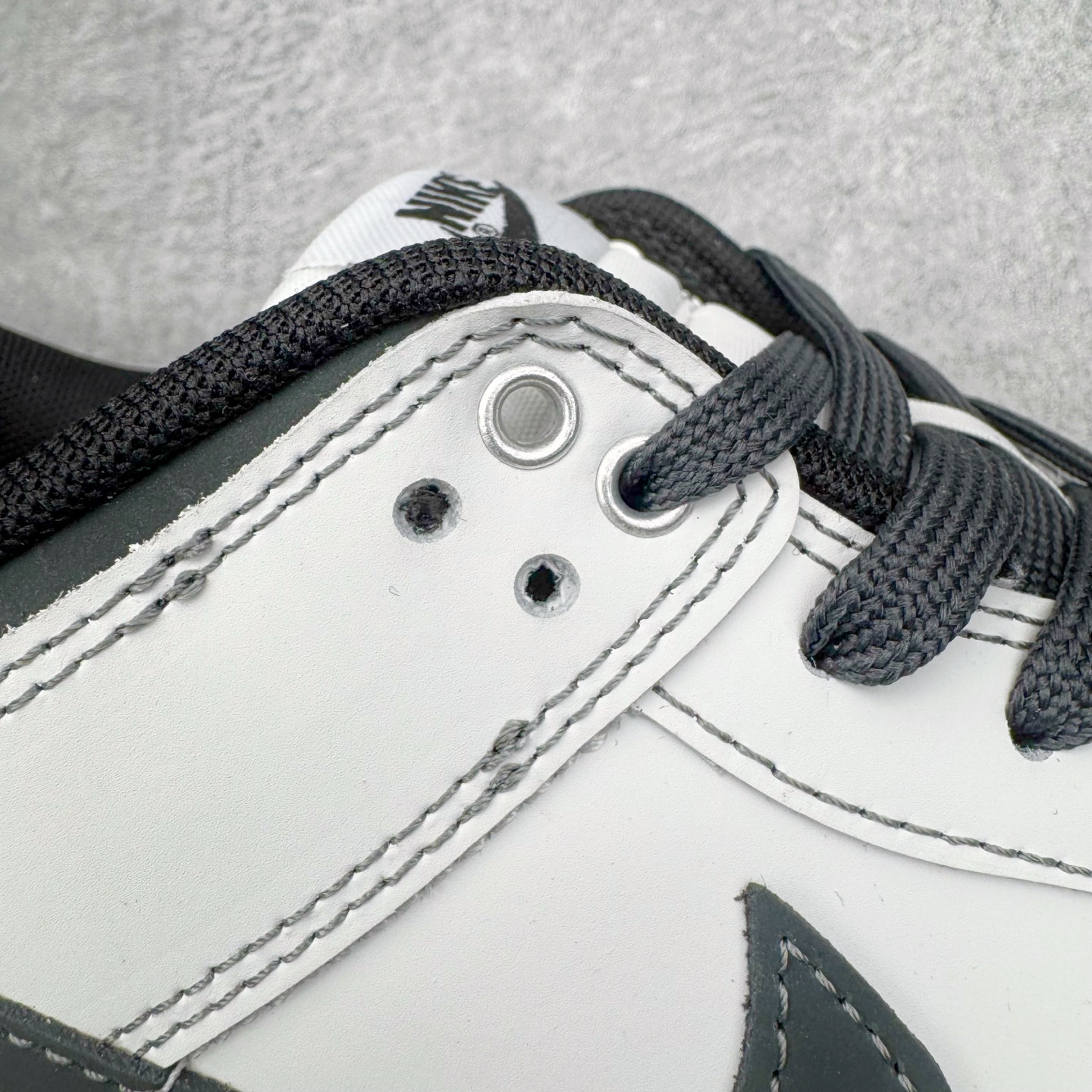 图片[14]-＃YC纯原 NK Dunk Low 神佑 WB0414-026 纯白底色如初雪铺展，黑色Swoosh凌厉划过鞋侧，似暗夜中悄然展翼的轨迹。后跟铭文缀于其间，低帮轮廓利落收束。不追逐颜色游戏，只专注光影博弈——白是清醒，黑是深邃。黑白交织不喧哗，却自有态度。脚踏其中，若得神佑。定制系列天花板 无原鞋不开发 全系列得物原鞋一比一校对开发 配色持续更新中 终端对接 优势输出 全套原厂楦头原纸板数据档案倾力打造 原汁原味莞产 极致还原 圈内最强针车工艺 高端零售指定版 广东原厂配套原盒原标 鞋盒分三个尺码段 原厂冲刀 超高清洁度 全鞋零毛边皮料切割 采用原厂百宏鞋带以及原厂百宏织唛舌标 内标可供原厂几率过验 进口原装条纹中底布 四线拉帮白色点胶 原厂拉帮手法遵循公司 原厂电绣 极致还原 SIZE 40 40.5 41 42 42.5 43 44 44.5 45 46-选品中心