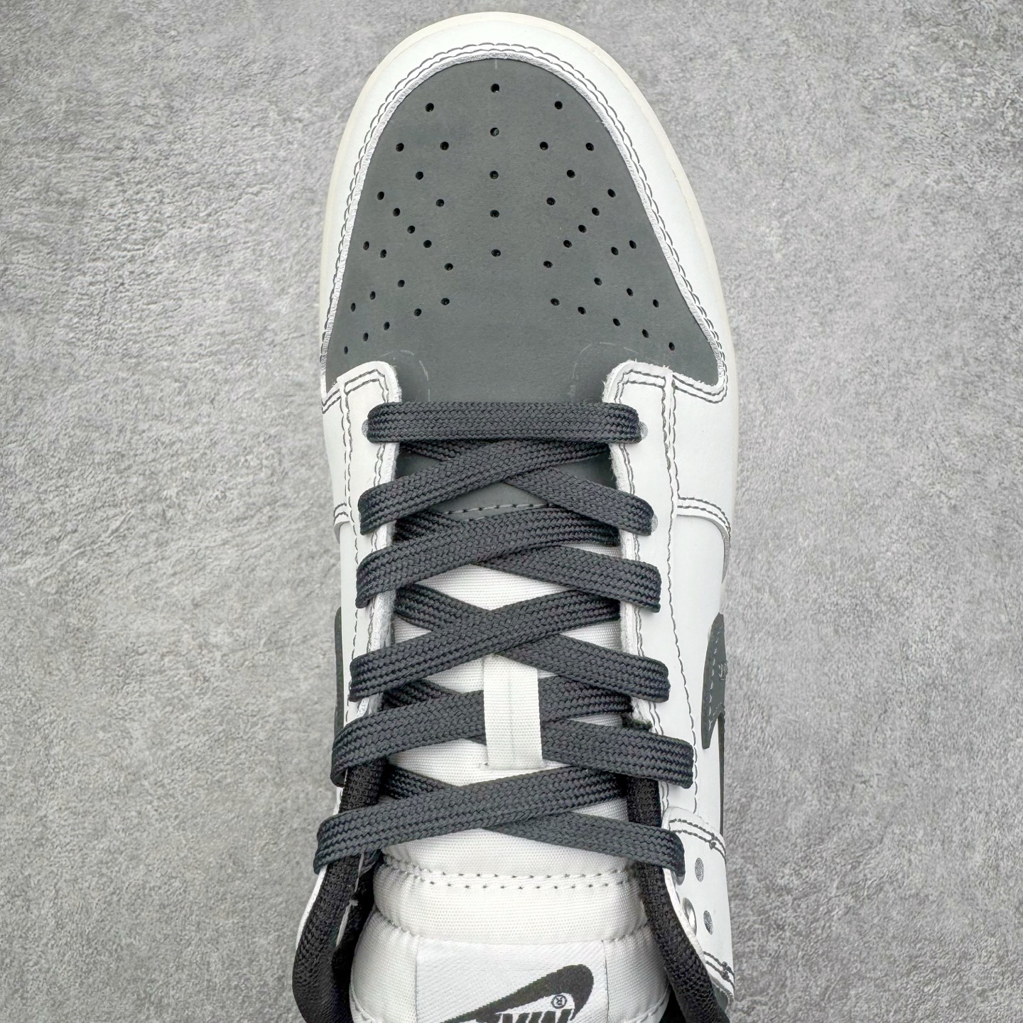 图片[4]-＃YC纯原 NK Dunk Low 神佑 WB0414-026 纯白底色如初雪铺展，黑色Swoosh凌厉划过鞋侧，似暗夜中悄然展翼的轨迹。后跟铭文缀于其间，低帮轮廓利落收束。不追逐颜色游戏，只专注光影博弈——白是清醒，黑是深邃。黑白交织不喧哗，却自有态度。脚踏其中，若得神佑。定制系列天花板 无原鞋不开发 全系列得物原鞋一比一校对开发 配色持续更新中 终端对接 优势输出 全套原厂楦头原纸板数据档案倾力打造 原汁原味莞产 极致还原 圈内最强针车工艺 高端零售指定版 广东原厂配套原盒原标 鞋盒分三个尺码段 原厂冲刀 超高清洁度 全鞋零毛边皮料切割 采用原厂百宏鞋带以及原厂百宏织唛舌标 内标可供原厂几率过验 进口原装条纹中底布 四线拉帮白色点胶 原厂拉帮手法遵循公司 原厂电绣 极致还原 SIZE 40 40.5 41 42 42.5 43 44 44.5 45 46-选品中心