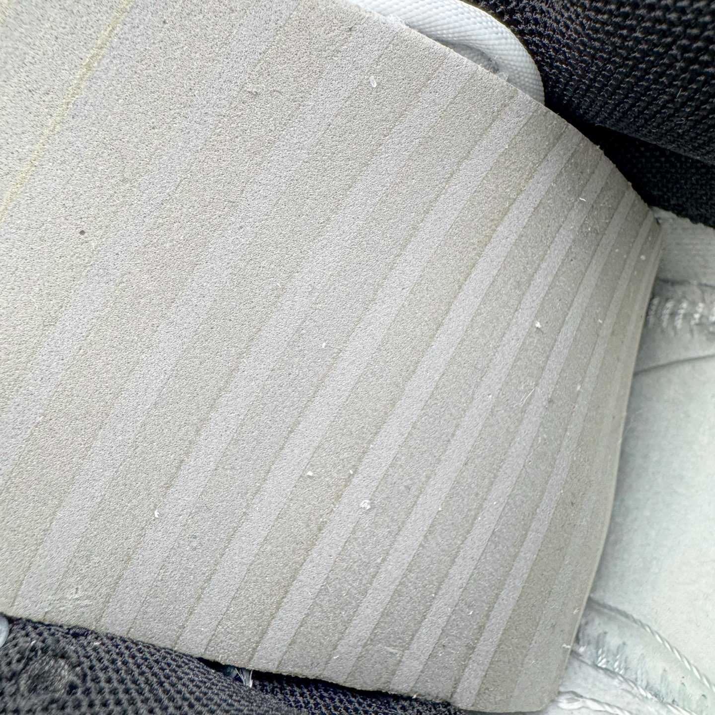 图片[20]-＃YC纯原 NK Dunk Low 神佑 WB0414-026 纯白底色如初雪铺展，黑色Swoosh凌厉划过鞋侧，似暗夜中悄然展翼的轨迹。后跟铭文缀于其间，低帮轮廓利落收束。不追逐颜色游戏，只专注光影博弈——白是清醒，黑是深邃。黑白交织不喧哗，却自有态度。脚踏其中，若得神佑。定制系列天花板 无原鞋不开发 全系列得物原鞋一比一校对开发 配色持续更新中 终端对接 优势输出 全套原厂楦头原纸板数据档案倾力打造 原汁原味莞产 极致还原 圈内最强针车工艺 高端零售指定版 广东原厂配套原盒原标 鞋盒分三个尺码段 原厂冲刀 超高清洁度 全鞋零毛边皮料切割 采用原厂百宏鞋带以及原厂百宏织唛舌标 内标可供原厂几率过验 进口原装条纹中底布 四线拉帮白色点胶 原厂拉帮手法遵循公司 原厂电绣 极致还原 SIZE 40 40.5 41 42 42.5 43 44 44.5 45 46-选品中心