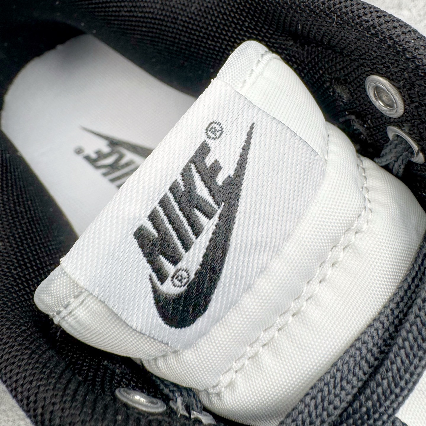 图片[17]-＃YC纯原 NK Dunk Low 神佑 WB0414-026 纯白底色如初雪铺展，黑色Swoosh凌厉划过鞋侧，似暗夜中悄然展翼的轨迹。后跟铭文缀于其间，低帮轮廓利落收束。不追逐颜色游戏，只专注光影博弈——白是清醒，黑是深邃。黑白交织不喧哗，却自有态度。脚踏其中，若得神佑。定制系列天花板 无原鞋不开发 全系列得物原鞋一比一校对开发 配色持续更新中 终端对接 优势输出 全套原厂楦头原纸板数据档案倾力打造 原汁原味莞产 极致还原 圈内最强针车工艺 高端零售指定版 广东原厂配套原盒原标 鞋盒分三个尺码段 原厂冲刀 超高清洁度 全鞋零毛边皮料切割 采用原厂百宏鞋带以及原厂百宏织唛舌标 内标可供原厂几率过验 进口原装条纹中底布 四线拉帮白色点胶 原厂拉帮手法遵循公司 原厂电绣 极致还原 SIZE 40 40.5 41 42 42.5 43 44 44.5 45 46-选品中心