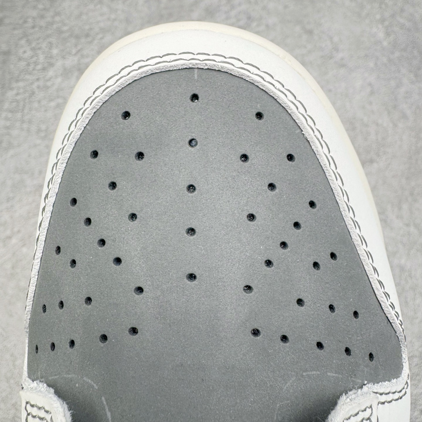 图片[16]-＃YC纯原 NK Dunk Low 神佑 WB0414-026 纯白底色如初雪铺展，黑色Swoosh凌厉划过鞋侧，似暗夜中悄然展翼的轨迹。后跟铭文缀于其间，低帮轮廓利落收束。不追逐颜色游戏，只专注光影博弈——白是清醒，黑是深邃。黑白交织不喧哗，却自有态度。脚踏其中，若得神佑。定制系列天花板 无原鞋不开发 全系列得物原鞋一比一校对开发 配色持续更新中 终端对接 优势输出 全套原厂楦头原纸板数据档案倾力打造 原汁原味莞产 极致还原 圈内最强针车工艺 高端零售指定版 广东原厂配套原盒原标 鞋盒分三个尺码段 原厂冲刀 超高清洁度 全鞋零毛边皮料切割 采用原厂百宏鞋带以及原厂百宏织唛舌标 内标可供原厂几率过验 进口原装条纹中底布 四线拉帮白色点胶 原厂拉帮手法遵循公司 原厂电绣 极致还原 SIZE 40 40.5 41 42 42.5 43 44 44.5 45 46-选品中心