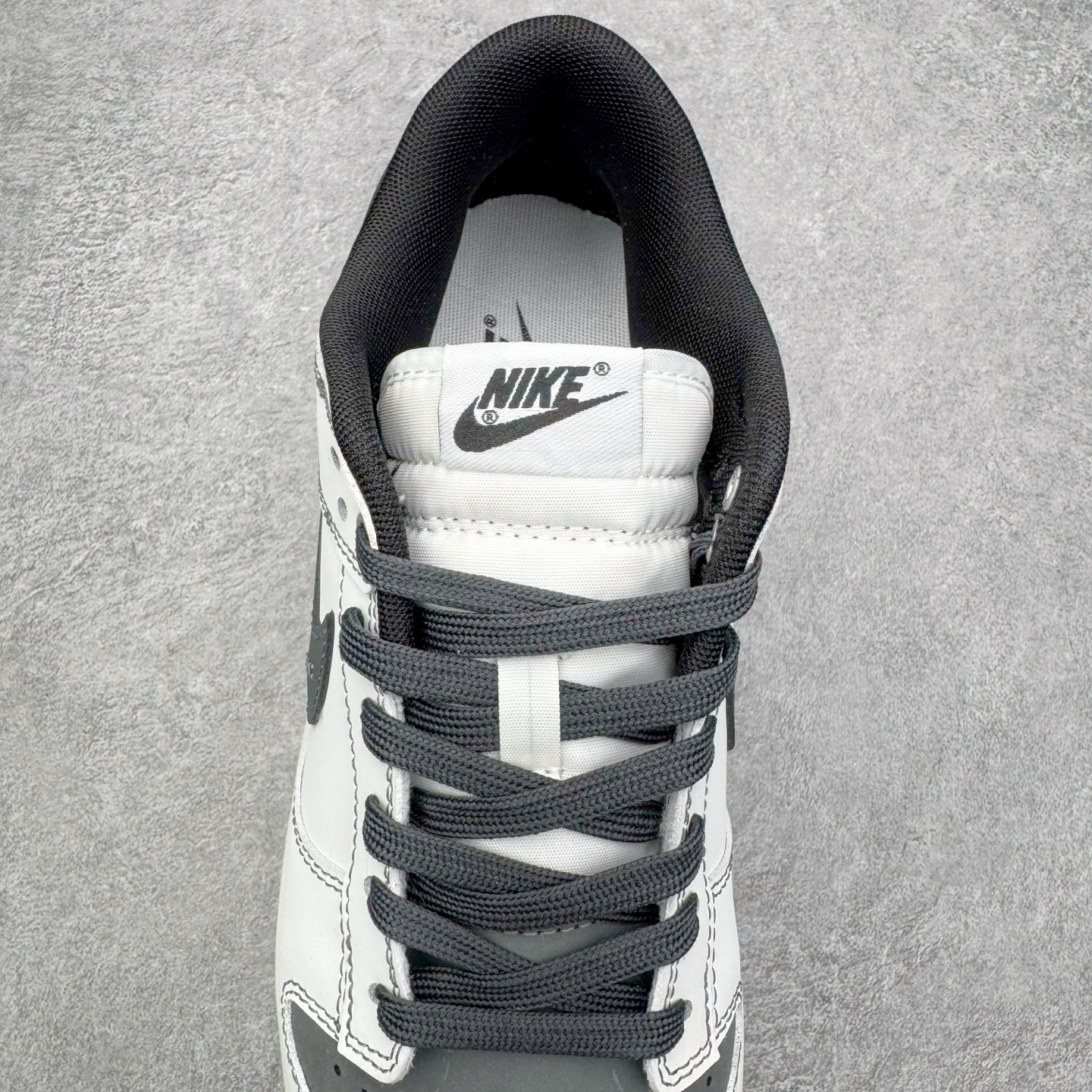 图片[5]-＃YC纯原 NK Dunk Low 神佑 WB0414-026 纯白底色如初雪铺展，黑色Swoosh凌厉划过鞋侧，似暗夜中悄然展翼的轨迹。后跟铭文缀于其间，低帮轮廓利落收束。不追逐颜色游戏，只专注光影博弈——白是清醒，黑是深邃。黑白交织不喧哗，却自有态度。脚踏其中，若得神佑。定制系列天花板 无原鞋不开发 全系列得物原鞋一比一校对开发 配色持续更新中 终端对接 优势输出 全套原厂楦头原纸板数据档案倾力打造 原汁原味莞产 极致还原 圈内最强针车工艺 高端零售指定版 广东原厂配套原盒原标 鞋盒分三个尺码段 原厂冲刀 超高清洁度 全鞋零毛边皮料切割 采用原厂百宏鞋带以及原厂百宏织唛舌标 内标可供原厂几率过验 进口原装条纹中底布 四线拉帮白色点胶 原厂拉帮手法遵循公司 原厂电绣 极致还原 SIZE 40 40.5 41 42 42.5 43 44 44.5 45 46-选品中心