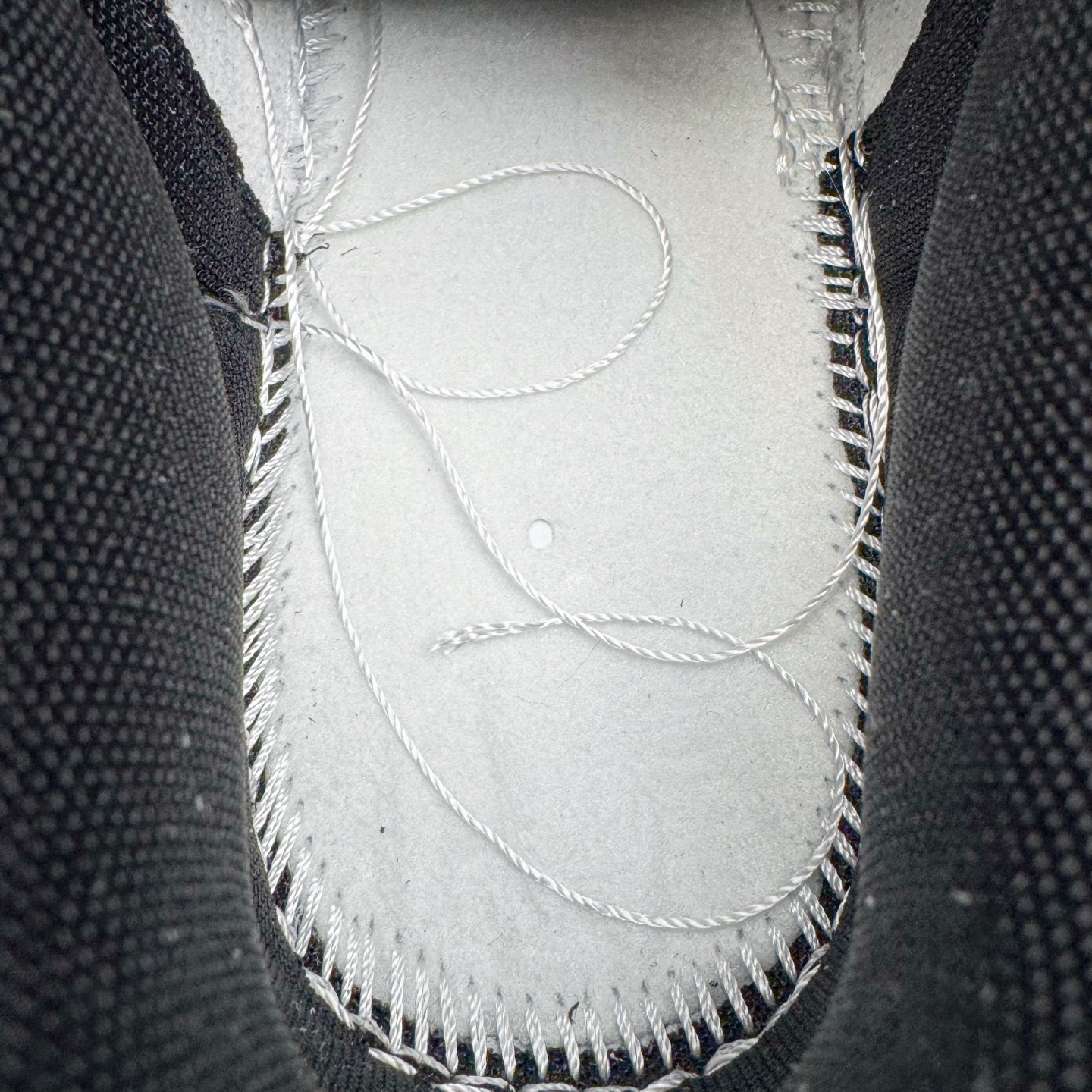 图片[19]-＃YC纯原 NK Dunk Low 神佑 WB0414-026 纯白底色如初雪铺展，黑色Swoosh凌厉划过鞋侧，似暗夜中悄然展翼的轨迹。后跟铭文缀于其间，低帮轮廓利落收束。不追逐颜色游戏，只专注光影博弈——白是清醒，黑是深邃。黑白交织不喧哗，却自有态度。脚踏其中，若得神佑。定制系列天花板 无原鞋不开发 全系列得物原鞋一比一校对开发 配色持续更新中 终端对接 优势输出 全套原厂楦头原纸板数据档案倾力打造 原汁原味莞产 极致还原 圈内最强针车工艺 高端零售指定版 广东原厂配套原盒原标 鞋盒分三个尺码段 原厂冲刀 超高清洁度 全鞋零毛边皮料切割 采用原厂百宏鞋带以及原厂百宏织唛舌标 内标可供原厂几率过验 进口原装条纹中底布 四线拉帮白色点胶 原厂拉帮手法遵循公司 原厂电绣 极致还原 SIZE 40 40.5 41 42 42.5 43 44 44.5 45 46-选品中心