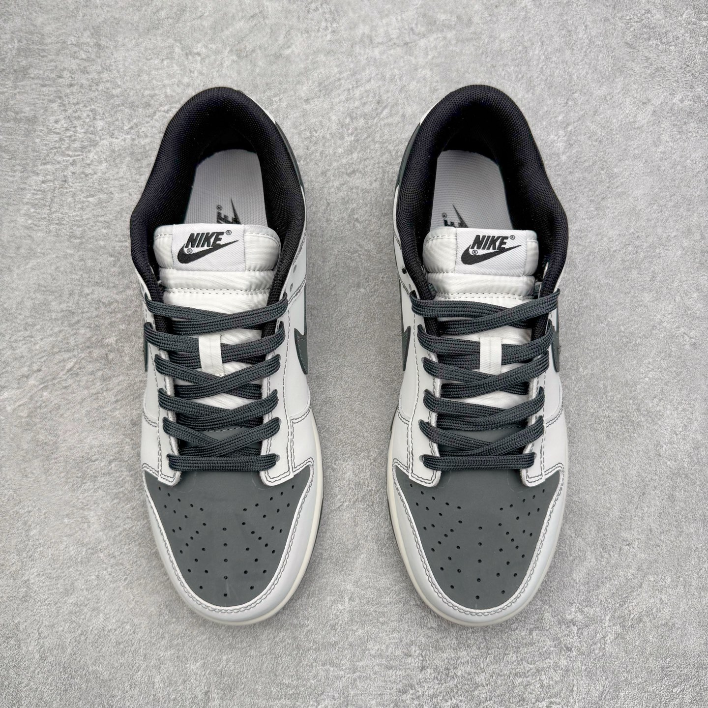 图片[2]-＃YC纯原 NK Dunk Low 神佑 WB0414-026 纯白底色如初雪铺展，黑色Swoosh凌厉划过鞋侧，似暗夜中悄然展翼的轨迹。后跟铭文缀于其间，低帮轮廓利落收束。不追逐颜色游戏，只专注光影博弈——白是清醒，黑是深邃。黑白交织不喧哗，却自有态度。脚踏其中，若得神佑。定制系列天花板 无原鞋不开发 全系列得物原鞋一比一校对开发 配色持续更新中 终端对接 优势输出 全套原厂楦头原纸板数据档案倾力打造 原汁原味莞产 极致还原 圈内最强针车工艺 高端零售指定版 广东原厂配套原盒原标 鞋盒分三个尺码段 原厂冲刀 超高清洁度 全鞋零毛边皮料切割 采用原厂百宏鞋带以及原厂百宏织唛舌标 内标可供原厂几率过验 进口原装条纹中底布 四线拉帮白色点胶 原厂拉帮手法遵循公司 原厂电绣 极致还原 SIZE 40 40.5 41 42 42.5 43 44 44.5 45 46-选品中心