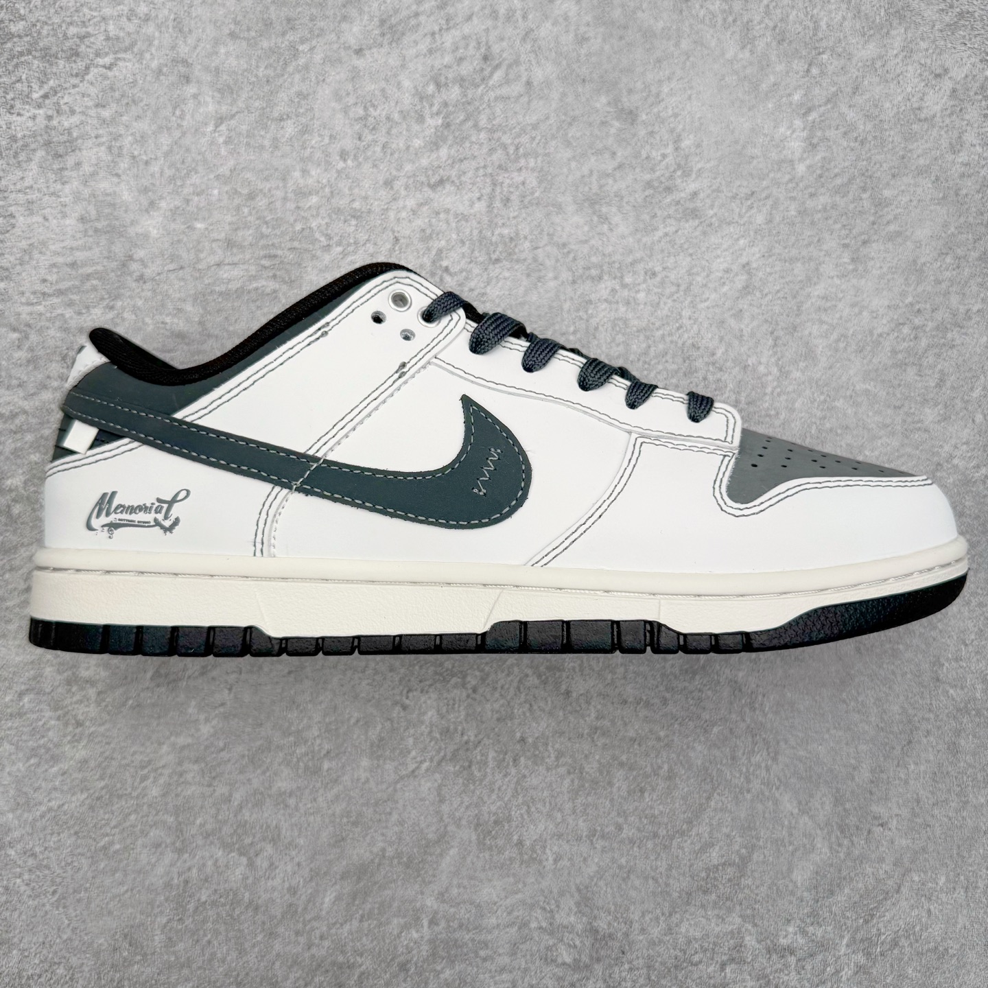 ＃YC纯原 NK Dunk Low 神佑 WB0414-026 纯白底色如初雪铺展，黑色Swoosh凌厉划过鞋侧，似暗夜中悄然展翼的轨迹。后跟铭文缀于其间，低帮轮廓利落收束。不追逐颜色游戏，只专注光影博弈——白是清醒，黑是深邃。黑白交织不喧哗，却自有态度。脚踏其中，若得神佑。定制系列天花板 无原鞋不开发 全系列得物原鞋一比一校对开发 配色持续更新中 终端对接 优势输出 全套原厂楦头原纸板数据档案倾力打造 原汁原味莞产 极致还原 圈内最强针车工艺 高端零售指定版 广东原厂配套原盒原标 鞋盒分三个尺码段 原厂冲刀 超高清洁度 全鞋零毛边皮料切割 采用原厂百宏鞋带以及原厂百宏织唛舌标 内标可供原厂几率过验 进口原装条纹中底布 四线拉帮白色点胶 原厂拉帮手法遵循公司 原厂电绣 极致还原 SIZE 40 40.5 41 42 42.5 43 44 44.5 45 46-选品中心